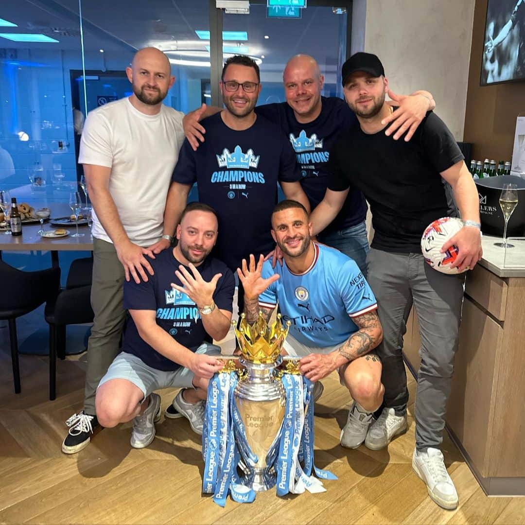 カイル・ウォーカーのインスタグラム：「7 amigos for life. @dom_yarwood always remembered and loved ❤️」