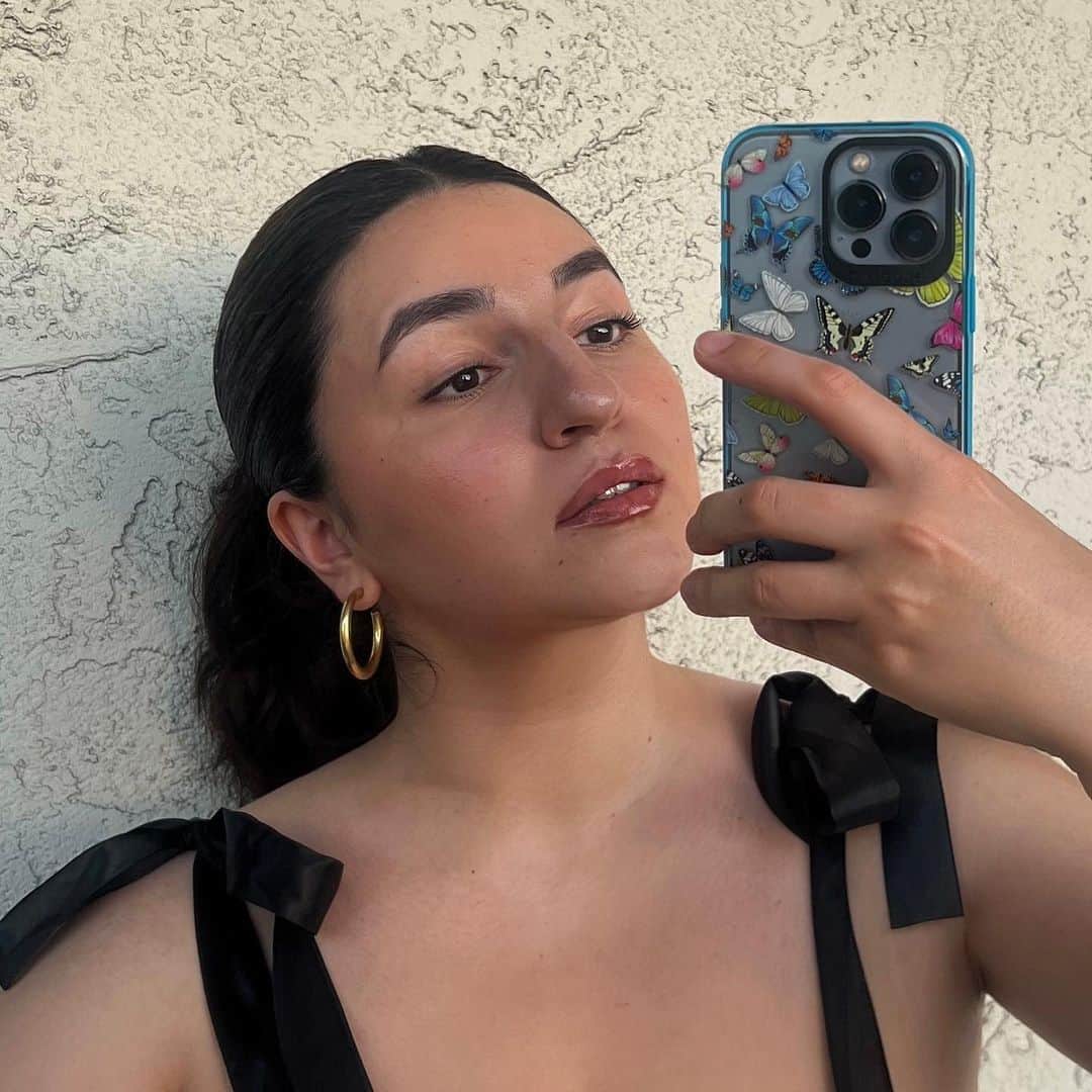 ジョジー・マランのインスタグラム：「The secret for a flawless selfie starts with our Vitamin C Serum and Sun Milk SPF 33... Just ask @emmawashere 😉 📸」
