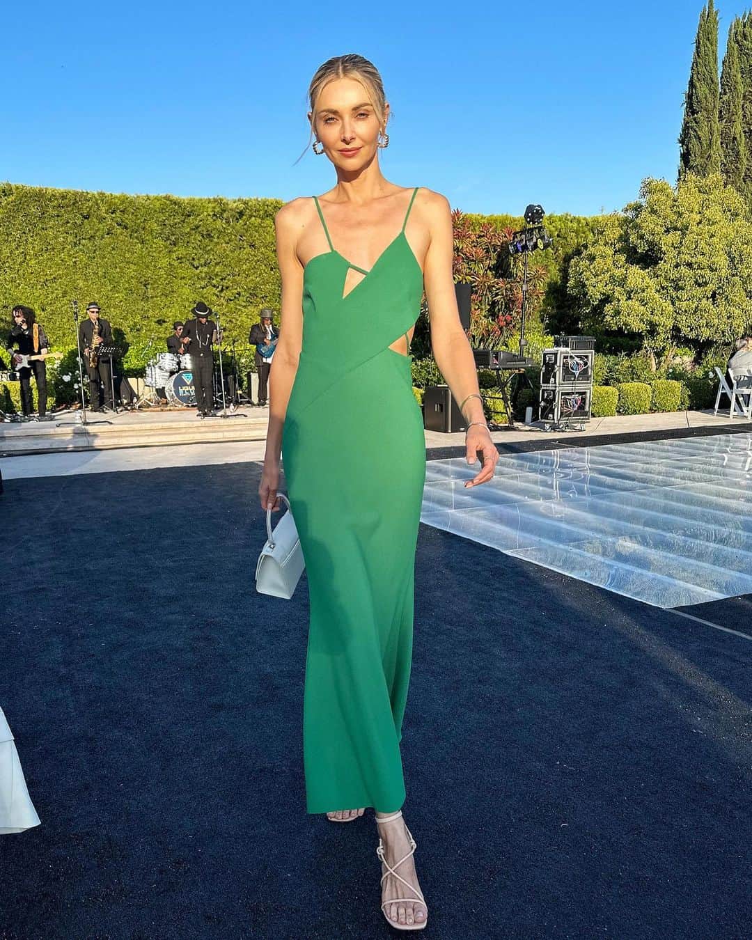 Ludi Delfinoのインスタグラム：「Celebrating love 💚💚 @rochellehgordon X @nickgrahek #weddingseason」