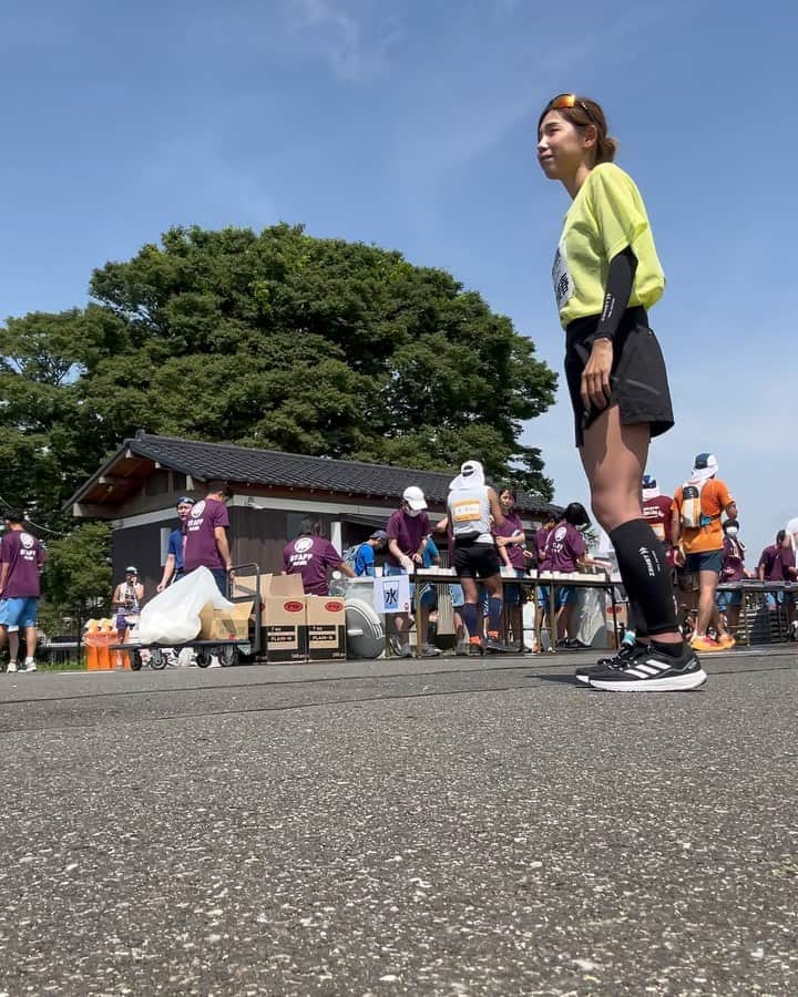 下門美春のインスタグラム：「葛飾柴又100km(60km)走られた皆さまお疲れさまでした！🥰 100kmは未知の世界、自分に何が出来るか考えた結果、出た答えは声を出し続けるという単純なことでした😀笑 約8時間声出しして、25.5kmゴールまで走りながら追い越して声かけしてゴールで3時間声出し、、、 ゴリゴリの体育会系だった🫠笑 喉は潰れたが、走ってきたランナーさんたちを少しでも笑顔に出来たなら充分😌◎ 今日、お仕事の方も多いと思いますが全身ぼろぼろでも、胸を張って出勤してください！👍✨ 100km(60km)完走した、リタイアしてしまったけどまず意志を持ってスタートラインに立った皆さんは間違いなくかっこいい👏✨ それでは今日も元気にいってらっしゃい！🍀📣🥳 #japan #marathon #runner #running #training #マラソン #マラソン女子 #ランニング #ランニング女子 #トレーニング #はしりますたぐらむ」