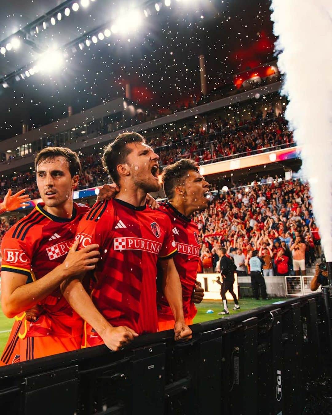 Major League Soccerのインスタグラム：「Epic scenes from @stlcitysc as they took down Sporting KC, 4-0, on Saturday night 😤  📷: @oliviabrestal」
