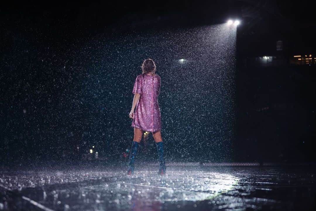 テイラー・スウィフトさんのインスタグラム写真 - (テイラー・スウィフトInstagram)「Last night we all danced together in the rain for THE ENTIRE 3.5 HOUR SHOW in foxy Foxborough MA!! We’ve had rain shows at Gillette Stadium before but this was a full on deluge that never let up, I just want to thank that iconic crowd!! Love you so much you have no idea 💕🥰🥲」5月22日 6時13分 - taylorswift