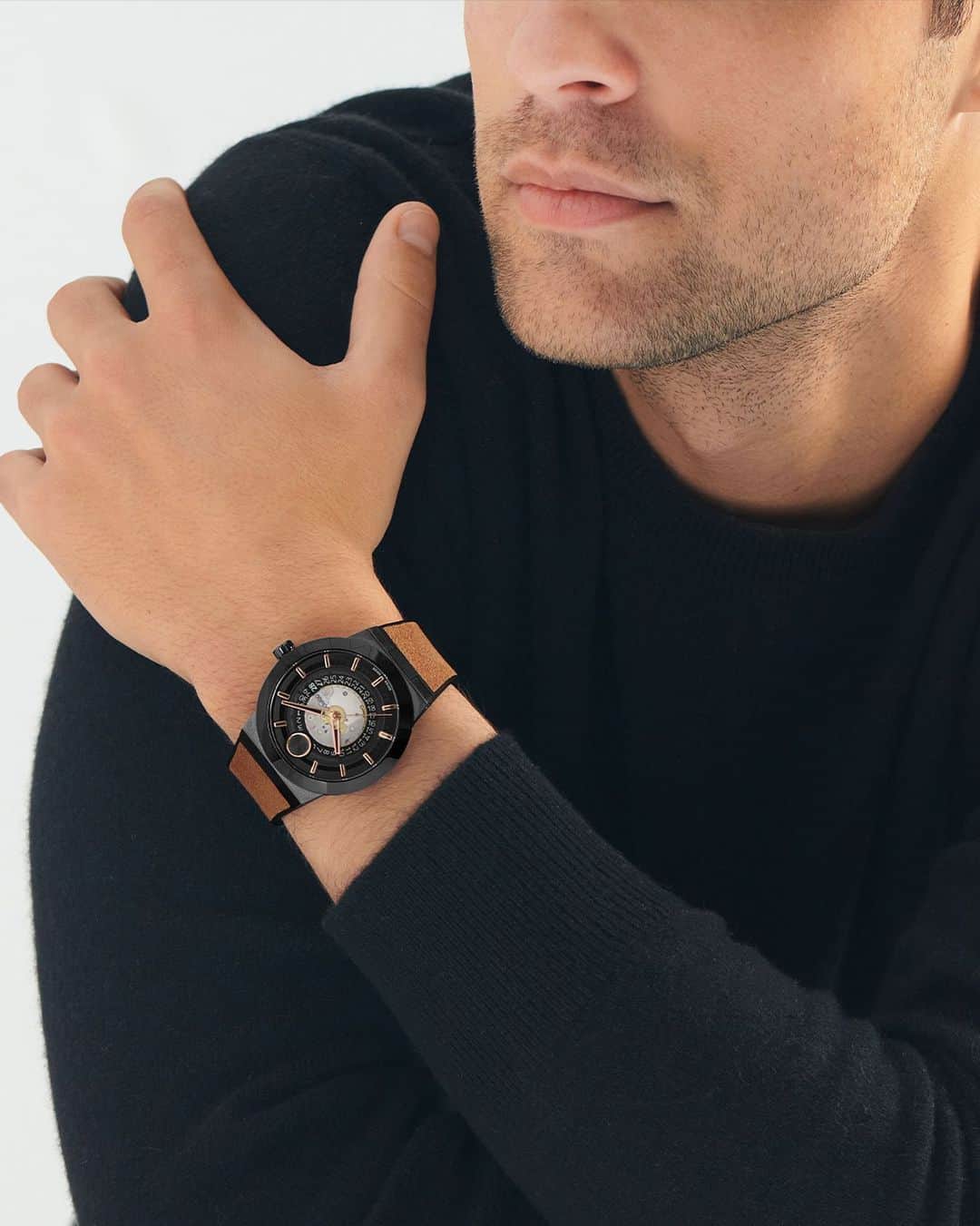 モバードのインスタグラム：「Cool, contemporary, and  powered by the motion of your wrist. The #MovadoBold Fusion Automatic is now available online. Tap to shop!」