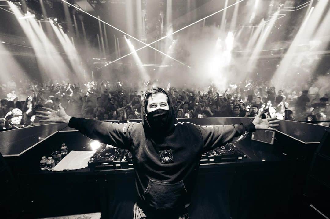 アラン・ウォーカーのインスタグラム：「Enjoyed my first show at @zoukgrouplv 🛸 can’t wait to be back」