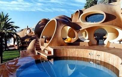 アダム・センのインスタグラム：「🔺Up For Sale🔺 This is a masterpiece always gets me excited about thinking outside the box.  Constructed over 14 years and completed in 1989, this compound was the magnum opus of avant-garde Hungarian architect Antti Lovag, who designed the home for one of his biggest clients, French industrialist Pierre Bernard. Lovag’s interest in spherical architecture stemmed from his belief that straight lines are an "aggression against nature" and that curves were better suited to the mobility of man.  The Late fashion mogul Pierre Cardin, whom I worked for in the past. Purchased the property in 1992 as a private events venue, the second owner of this palatial property comprising a 13,000-square-foot luxury home with 29 rooms, a 500-seat open-air amphitheater overlooking the Mediterranean, a reception hall, and other amenities housed within a series of interconnected domes that inspired its name.  #architecture #building #home #design #art #realestate」