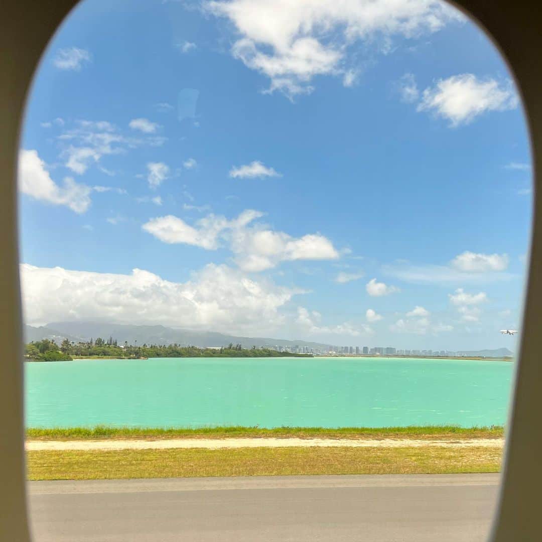 マキ・コニクソンのインスタグラム：「おはよ！  ちょっくらお仕事しに LAまで行って来ます。✈️ LAは本当にご近所です！  このエメラルドグリーンの海が 離陸前に窓から見れるの。 ハワイのエメラルドグリーン！ 私が大好きな色🩵🩵 たまらない〜っ！😆  離陸してすぐ上空からみた ハワイの動画を撮ったから ストーリー見てね！  バタバタ忙しいけど 健康管理をしっかりして 普段から体調を整えています！ サプリメントもしっかり摂取しています！💊  健康が全て！ “健康第一です！” 健康じゃないと飛行機に 乗れないし、 旅行にも行けない、 美味しい物も 美味しく食べれない、 お友達と楽しくお喋り出来ない、 外出があまり出来ない、 まだまだあるけど、 ホントたくさん生活に 支障が出てきちゃうね。😢  今日の私のテーマは！☝🏼 自分の健康は自分でしっかり管理する！ 誰もしてくれないからね！ 健康に勝るものなし！ これを常に意識して しっかり頭に入れておかなきゃ！  お互い笑顔でハッピーな一日を 過ごそうね！😊 元気に行ってらっしゃ〜い！👋🏼  #エアハワイ🌺  #ハワイのおすそ分け🤙🏼  #LAはご近所です #健康第一 #体調管理をしっかりしよう #元気が一番」