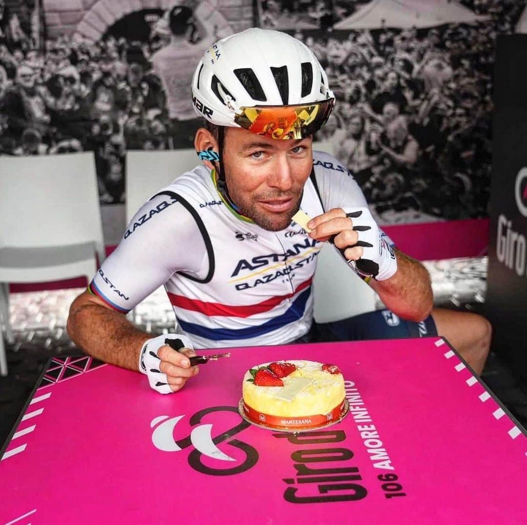マーク・カヴェンディッシュのインスタグラム：「Wow! Thank you to everybody for the birthday wishes today! A wonderful reception from @giroditalia, a special dinner with @astanaqazaqstanteam, incredible fans singing Happy Birthday on the brutal climbs and the absolute joy of being with my family tonight. I’ll definitely remember turning 38! What a day 😍」
