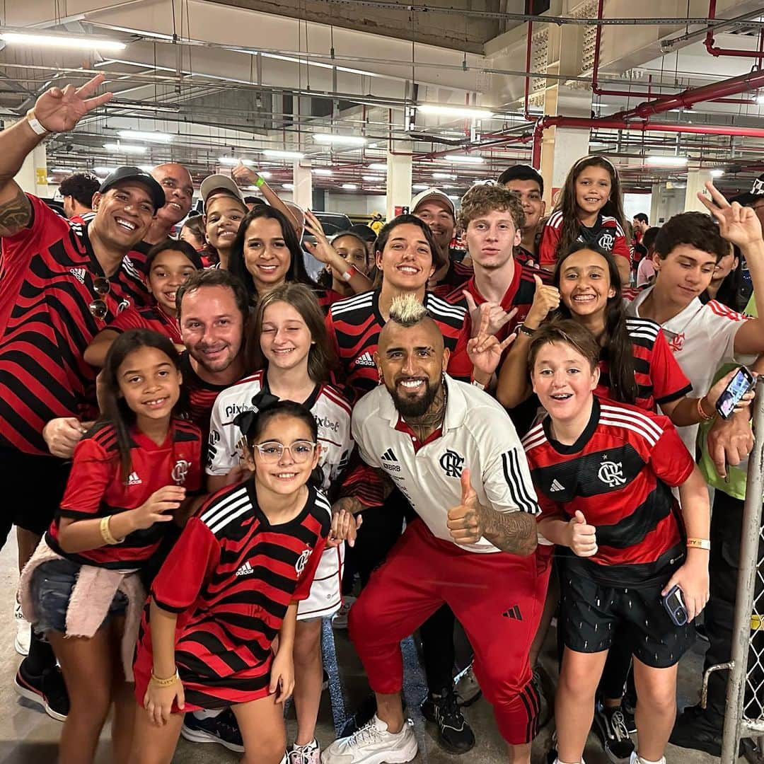 アルトゥーロ・ビダルのインスタグラム：「@flamengo ❤️🖤 +3 excelente triunfo 💪🏾🙏✌🏽👌🤫😁🤴」