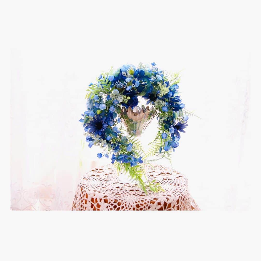 大原由美子さんのインスタグラム写真 - (大原由美子Instagram)「・ 皆さま、おはようございま〜す♬ 本日はアーティフィシャルフラワーレッスン作品です♡ ・ 「〜 artificial flower Arrangement〜」 ・ 初めての「クレッセント形リース作り」に挑戦！！ ・ カラーは涼やかなブルー💙 初夏を感じるカラーがまたいい！！🙌 ・ きちんと三日月🌙の形になるのかなぁ。。。と迷走…😶 一つお花を置いて…葉っぱを置いては考えて…の 繰り返しだったけど… だんだんクレッセント形になってくると めちゃくちゃ嬉しくて顔がニヤけてたっ😁 ・ 毎回たくさんの事を学べるレッスン💐 今月も楽しい時間を過ごせて嬉しかった。。。🥰 ・ おうちでは作ったリースの真ん中に キャンドルを置いて楽しんでいま〜す🕯️ ・ 先生✨ いつもたくさんのご指導をいただき ありがとうございます☺️ ・ 今日は5枚のpicをpostしま〜す♬ おうちに飾っている状態からスタート〜👍 上の⬆︎picを横に⇒swipeして見てくださいね〜♡ ・ 皆さま、今週もよろしくお願いしま〜す🫶 ・ ・ サロンインスタは…初のイベント出店！！の投稿♡ @salon.de.plaisir.y.o  も是非遊びに来てくださ〜い😆 ・ ・ #アーティフィシャルフラワー#artificialflowers#artificial#flowerlesson#💐#写真を撮るのが好きな人と繋がりたい#フラワーアレンジ#初夏のアレンジ#花のある生活#handmade#flowerarrange#お花好きな人と繋がりたい #ナチュラル#三日月リース#リース#クレッセントリース#ブルーリース#flowerarrangement#ファインダー越しの私の世界#カメラ女子#花のある暮らしに憧れる#花のある暮らし#CanonEOSKissX9i#interior#norice#お稽古#salondenorice#お花好きな人と繋がりたい #フラワーアレンジメント#ハンドメイド好きな人と繋がりたい」5月22日 6時52分 - oharayumiko0228