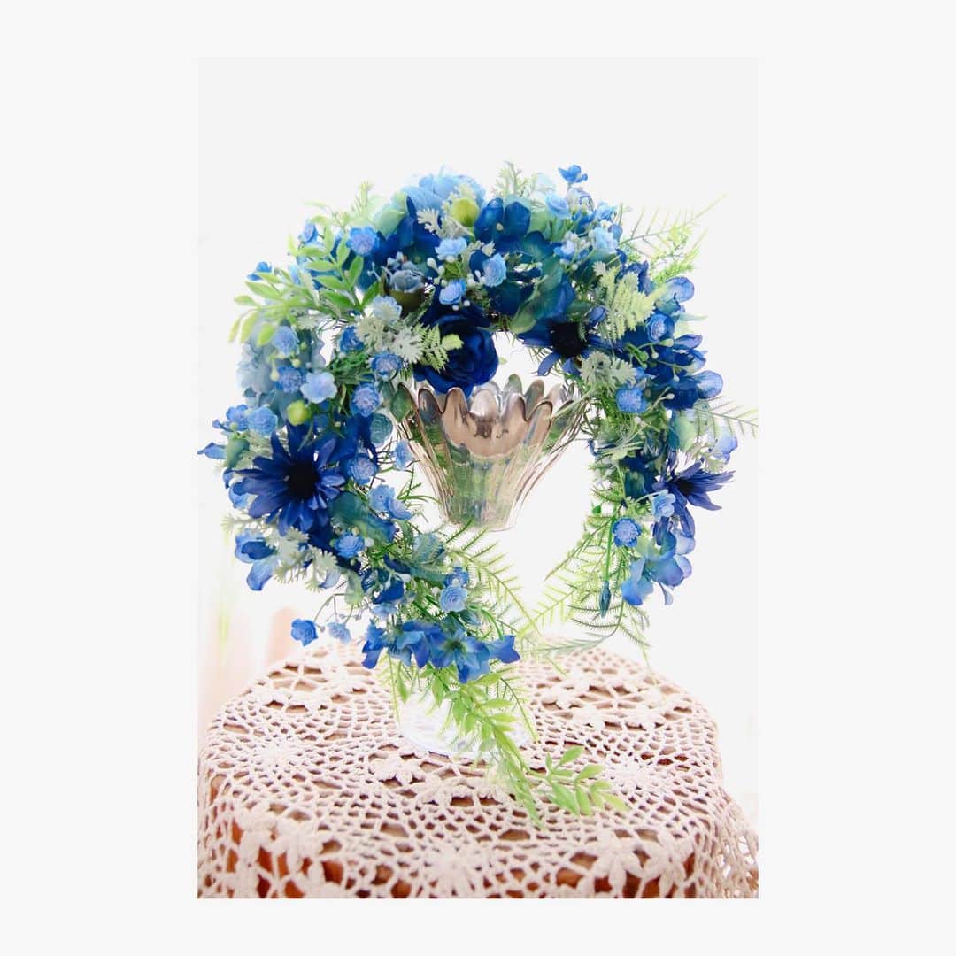 大原由美子さんのインスタグラム写真 - (大原由美子Instagram)「・ 皆さま、おはようございま〜す♬ 本日はアーティフィシャルフラワーレッスン作品です♡ ・ 「〜 artificial flower Arrangement〜」 ・ 初めての「クレッセント形リース作り」に挑戦！！ ・ カラーは涼やかなブルー💙 初夏を感じるカラーがまたいい！！🙌 ・ きちんと三日月🌙の形になるのかなぁ。。。と迷走…😶 一つお花を置いて…葉っぱを置いては考えて…の 繰り返しだったけど… だんだんクレッセント形になってくると めちゃくちゃ嬉しくて顔がニヤけてたっ😁 ・ 毎回たくさんの事を学べるレッスン💐 今月も楽しい時間を過ごせて嬉しかった。。。🥰 ・ おうちでは作ったリースの真ん中に キャンドルを置いて楽しんでいま〜す🕯️ ・ 先生✨ いつもたくさんのご指導をいただき ありがとうございます☺️ ・ 今日は5枚のpicをpostしま〜す♬ おうちに飾っている状態からスタート〜👍 上の⬆︎picを横に⇒swipeして見てくださいね〜♡ ・ 皆さま、今週もよろしくお願いしま〜す🫶 ・ ・ サロンインスタは…初のイベント出店！！の投稿♡ @salon.de.plaisir.y.o  も是非遊びに来てくださ〜い😆 ・ ・ #アーティフィシャルフラワー#artificialflowers#artificial#flowerlesson#💐#写真を撮るのが好きな人と繋がりたい#フラワーアレンジ#初夏のアレンジ#花のある生活#handmade#flowerarrange#お花好きな人と繋がりたい #ナチュラル#三日月リース#リース#クレッセントリース#ブルーリース#flowerarrangement#ファインダー越しの私の世界#カメラ女子#花のある暮らしに憧れる#花のある暮らし#CanonEOSKissX9i#interior#norice#お稽古#salondenorice#お花好きな人と繋がりたい #フラワーアレンジメント#ハンドメイド好きな人と繋がりたい」5月22日 6時52分 - oharayumiko0228