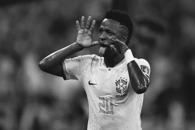 ロナウドのインスタグラム：「Mais uma vez um episódio de racismo na @laliga. Mais uma vez com o @vinijr. Até quando? Enquanto houver impunidade e conivência, haverá racismo. É inadmissível que árbitros, Federação e autoridades também fiquem sem ação e que torcedores aplaudam tamanho absurdo. Basta. Vini, conte comigo na sua luta. Na nossa luta. 🖤✊🏿」