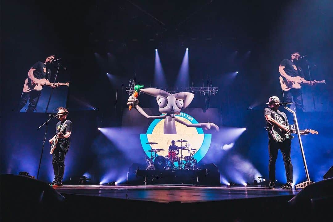 blink-182さんのインスタグラム写真 - (blink-182Instagram)「10 photos. 10 cities. Life lately. How are you guys?」5月22日 6時57分 - blink182