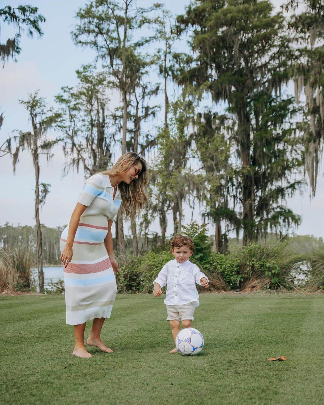 ステファニア・フェルナンデスのインスタグラム：「Mamá de varón 😍⚽️ y Dios mediante de otro muy pronto 🩵🙏  Yo soy mala para los deportes, pero cuando eres mamá haces el esfuerzo. 😅」