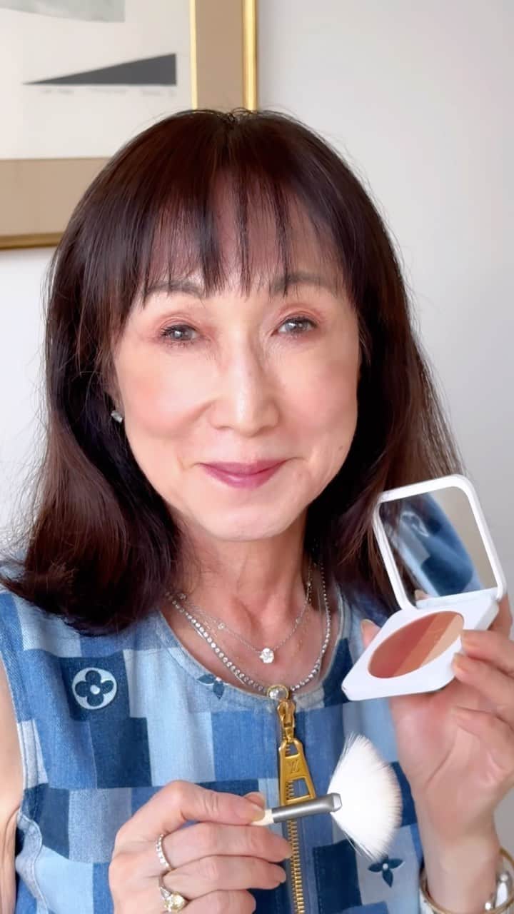 ジェーン・アイルデールのインスタグラム：「Jane Iredale x RevitaLash® Advanced Sensitive  ＼MRi代表取締役 リッキー二宮 様 ／ まつげ美容液メイクの秘密をご紹介！  ✨ビヨンドラッシュ ボリュームマスカラ　 @janeiredale_japan   高いまつげケア効果と優れたマスカラ機能を兼ねそなえた、全く新しいヴィーガンマスカラです。 スキンケアメイクアップ「ジェーン・アイルデール」だからこそ実現。 オーガニック植物性パウダー 、オーガニックオイル 、オーガニックワックス 、オーガニック植物由来の染料を使用 。 機能性を高める栄養成分で作られた98%天然由来のフォーミュラが 、従来のマスカラのようなドラマティックなボリューム感を実現しつつ 、まつげを保護し健康的な しなやかさを保ちます。  ✨リバイタラッシュ アドバンス センシティブ プラス @revitalash_japan   さらなる進化がプラスされたまつげ美容液 まつげに優しく働きかけることを目的に開発された「リバイタラッシュ アドバンス センシティブ プラス」。 新成分、新テクノロジーをプラスし、敏感な目もとに悩む方、結果を求める方からも高い満足度を獲得。  #janeiredale  #ジェーンアイルデール #クリーンビューティ #スキンケアメイクアップ #ミネラルコスメ #オーガニックコスメ #ナチュラルコスメ #メイクアップアーティスト #デパコス #ナチュラルメイク #メイクアップ #ミネラルメイク #限定キット #日焼け止め#MRiBeauty #紫外線防止 #夏新作 #コスメ紹介 #メイク #makeup #ZOZOCOSME #ゾゾコスメ #コスメ #COSME #コスメ好きさんと繋がりたい #メイクアップ #ZOZOTOWN #ゾゾタウン」