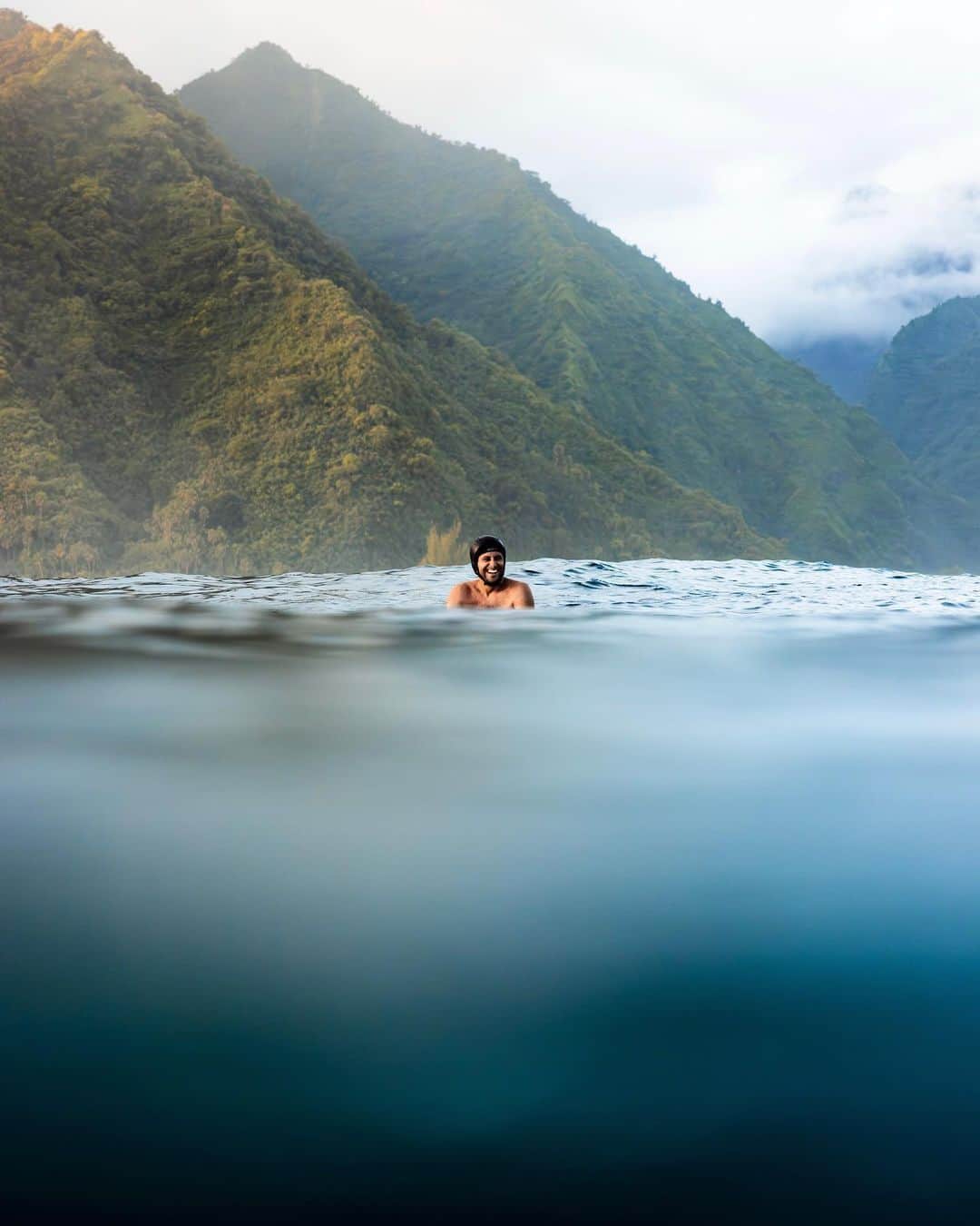 ジェレミー・フローレスのインスタグラム：「@floresjeremy in his happy place ✨  @quiksilver @breitling_france #teahupoo #waterphotography #surfphotography #perfectwave」