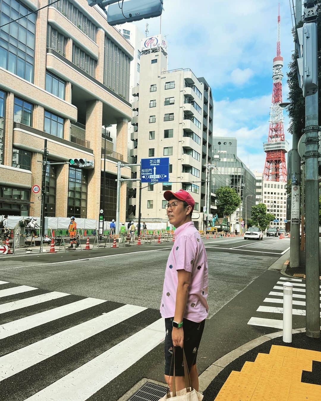 のインスタグラム：「난 무심한척 기다리는척… 사진의 주인공은내가 아니고  #도쿄타워 #tokyotower   나도 그래. 저 타워를 보면 왠지 무슨일이 생길거같고, 아떻게든 사진을 찍어야할거 같고 그래.  맨 마지막은 사진아니고 영상이네? ㅎㅎㅎㅎㅎ」