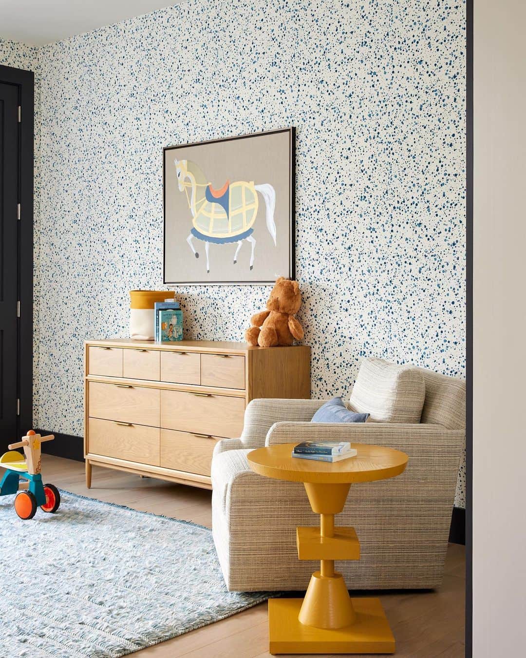 ジャスミン・トゥークスのインスタグラム：「We love seeing all the ways you work pieces from our best selling Bodie collection into your kids' rooms. The design is timeless with a right-now twist, which is why it's so versatile.   (Psst. DYK it also comes in blue? 💙)  📷: @raychelwadedesign, @maisonellieinteriors + @heidilauphoto, @andimarshallinteriors + @alturashomes  #KidsFurniture #KidsRoomDesign #KidsInteriorDesign #KidsRoomInspo」