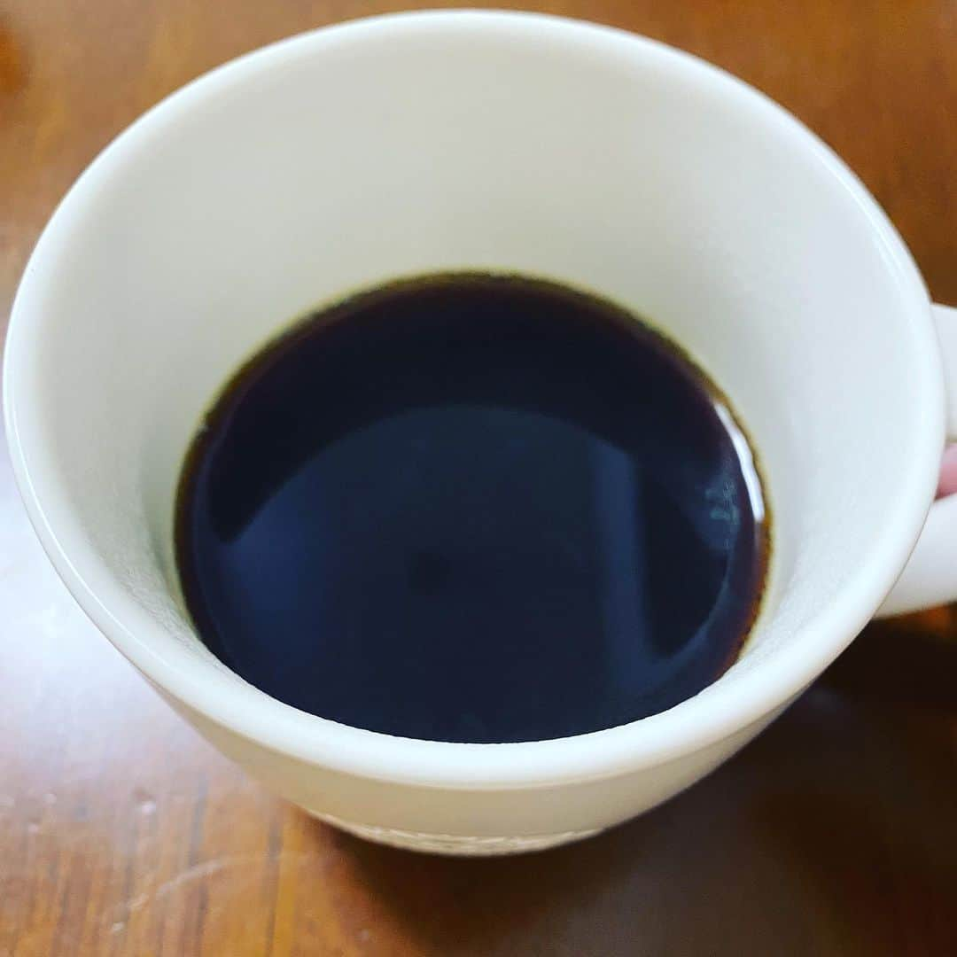 カバのインスタグラム：「コーヒーチャレンジ☕️  おはようございます！ 本日もコーヒーから！ (68日目)  昨日は東京から帰ってきて、お風呂浸かってから寝たので身体がスッキリしてます！やはりお風呂に浸かるのは良いですね！ずっと浸かっときたいです！睡眠もご飯も全部浸かりながらやりたいです！前世がほんまのカバかもしれないです！誰か調べてほしい！  昨日ホテルからボンざわーるどさんと一緒にタクシーで会場入りしまして、会場の入り口でスタッフさんに名前を伝えて入るのですが、ボンさんが、  『ボンざわーるどです』  って言うと  『オズワルドさんですね』  って言われてました。  いや絶対違うやろ！ メガネだけやん！ 隣にこんなデカいのおんのに絶対オズワルドちゃうやん！  これでタクシーの運転手さんめっちゃ笑ってくれてました！平和でした！  そんな一日に今日もしたい！  皆さん、今日も良い一日を！  #吉本新喜劇 #カバ #ボンざわーるど #オズワルド #コーヒーチャレンジ #苦手なコーヒーをお茶の感覚で飲めるようになるまでの道のり #コーヒー #カフェ #カフェ巡り #喫茶店巡り #coffee #coffeechallenge #Cafe #MOUNT HAGEN #ARABICA CAFE #instant #カバッチグー #どーゆーそれー #次はどこでコーヒー嗜も？ #皆さん、今日も良い一日を！」