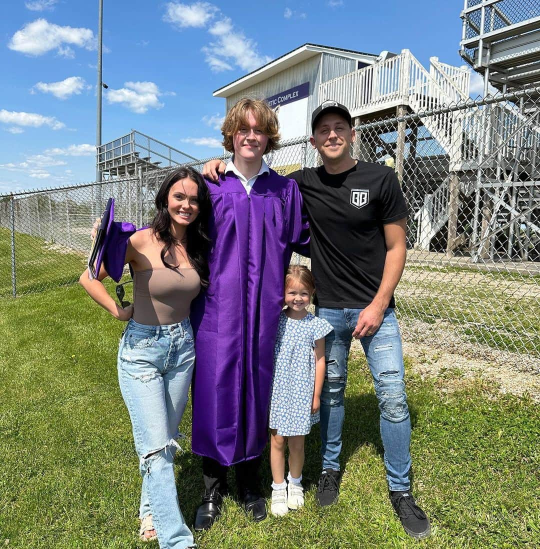 ローマン・アトウッドさんのインスタグラム写真 - (ローマン・アトウッドInstagram)「Noah has officially graduated high school! My boy has turned into a man right in front of my eyes. I’m so proud of him! Thanks for growing older with us ❤️」5月22日 8時46分 - romanatwood