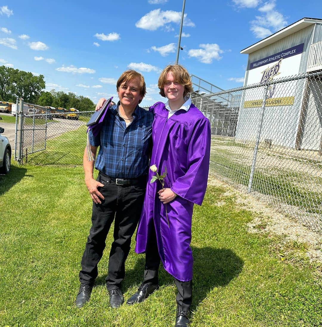 ローマン・アトウッドさんのインスタグラム写真 - (ローマン・アトウッドInstagram)「Noah has officially graduated high school! My boy has turned into a man right in front of my eyes. I’m so proud of him! Thanks for growing older with us ❤️」5月22日 8時46分 - romanatwood