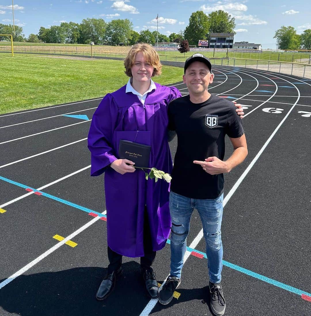 ローマン・アトウッドのインスタグラム：「Noah has officially graduated high school! My boy has turned into a man right in front of my eyes. I’m so proud of him! Thanks for growing older with us ❤️」