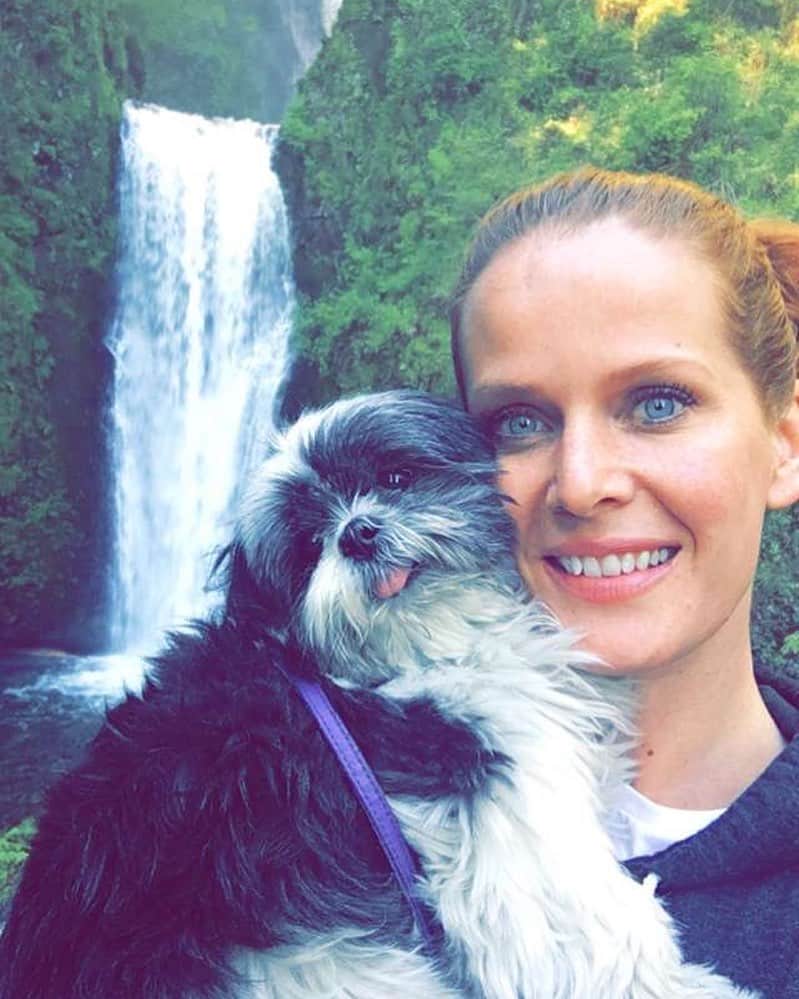 レベッカ・メイダーのインスタグラム：「R.I.P to my Bella Boo. This is a tough one. Bella came into my life in 2006 when I was feeling very lonely and she saved me. It was just us two girls about town for a very long time. She was livid when I moved in with a boy and was even less impressed when I had my first baby. She had always been a bit of biter but it got worse and to the point where I had to make the very difficult decision for her to live with her babysitters instead. Unfortunately we didn’t get to live together for the final two years of her life but I had to chose the safety of my babies. I am so grateful to the wonderful babysitters/adoptive couple that took her on, especially Sal who was head over heels for Bella. Thank you guys for giving her a beautiful final chapter including all the trips to the beach to get the ocean breeze in her hair. She was my baby girl. I miss you Bella. See you on the other side. Love always, your Mummy💖🐶」