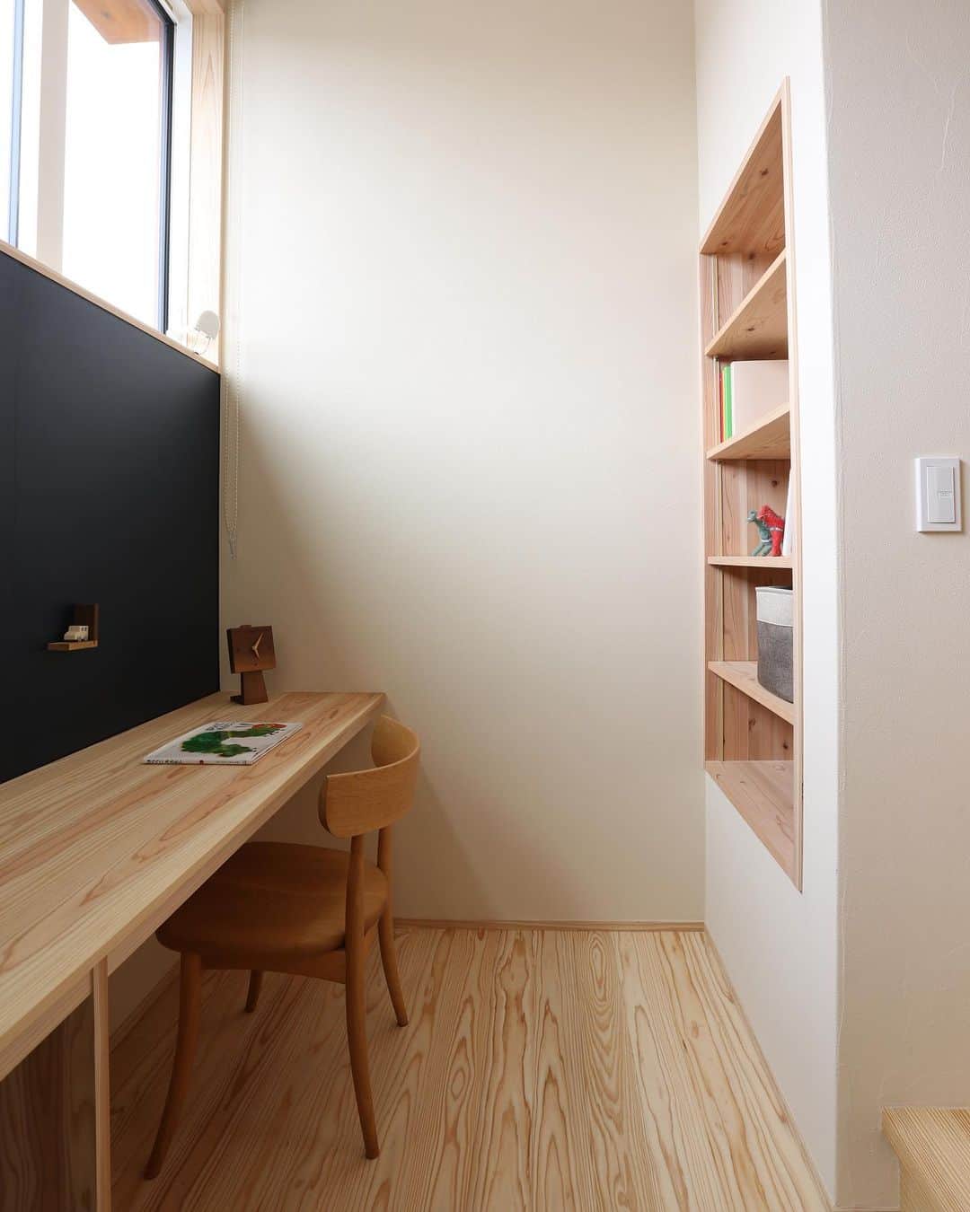 安成工務店さんのインスタグラム写真 - (安成工務店Instagram)「1階と2階の階段途中に設けたワークスペース。家族でコミュニケーションを取りやすく、勉強にも集中できる理想の空間です。  more photos…@yasunari_komuten  ...............  💡暮らしの中の“ちょっといいな”を集めました @yasunari_life  💡安成工務店がご提案する家具ショップ @ecoshop_com  ...............  #安成工務店 #yasunari #工務店 #注文住宅 #住宅 #木の家 #木造 #一戸建て #新築 #マイホーム #省エネ住宅 #エネルギー自給 #自然素材 #OMソーラー #家 #無垢材 #山口県 #福岡県 #季節を楽しむ #津江杉 #珪藻土 #輪掛乾燥材 #家造り ＃ワークスペース #階段途中 #造作 #兄弟スペース #磁石板 #ワークスペースのある家」5月22日 8時47分 - yasunari_komuten