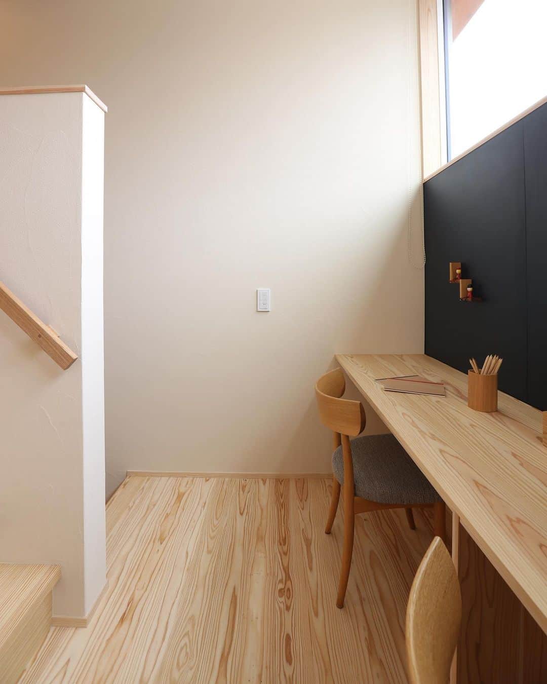 安成工務店さんのインスタグラム写真 - (安成工務店Instagram)「1階と2階の階段途中に設けたワークスペース。家族でコミュニケーションを取りやすく、勉強にも集中できる理想の空間です。  more photos…@yasunari_komuten  ...............  💡暮らしの中の“ちょっといいな”を集めました @yasunari_life  💡安成工務店がご提案する家具ショップ @ecoshop_com  ...............  #安成工務店 #yasunari #工務店 #注文住宅 #住宅 #木の家 #木造 #一戸建て #新築 #マイホーム #省エネ住宅 #エネルギー自給 #自然素材 #OMソーラー #家 #無垢材 #山口県 #福岡県 #季節を楽しむ #津江杉 #珪藻土 #輪掛乾燥材 #家造り ＃ワークスペース #階段途中 #造作 #兄弟スペース #磁石板 #ワークスペースのある家」5月22日 8時47分 - yasunari_komuten