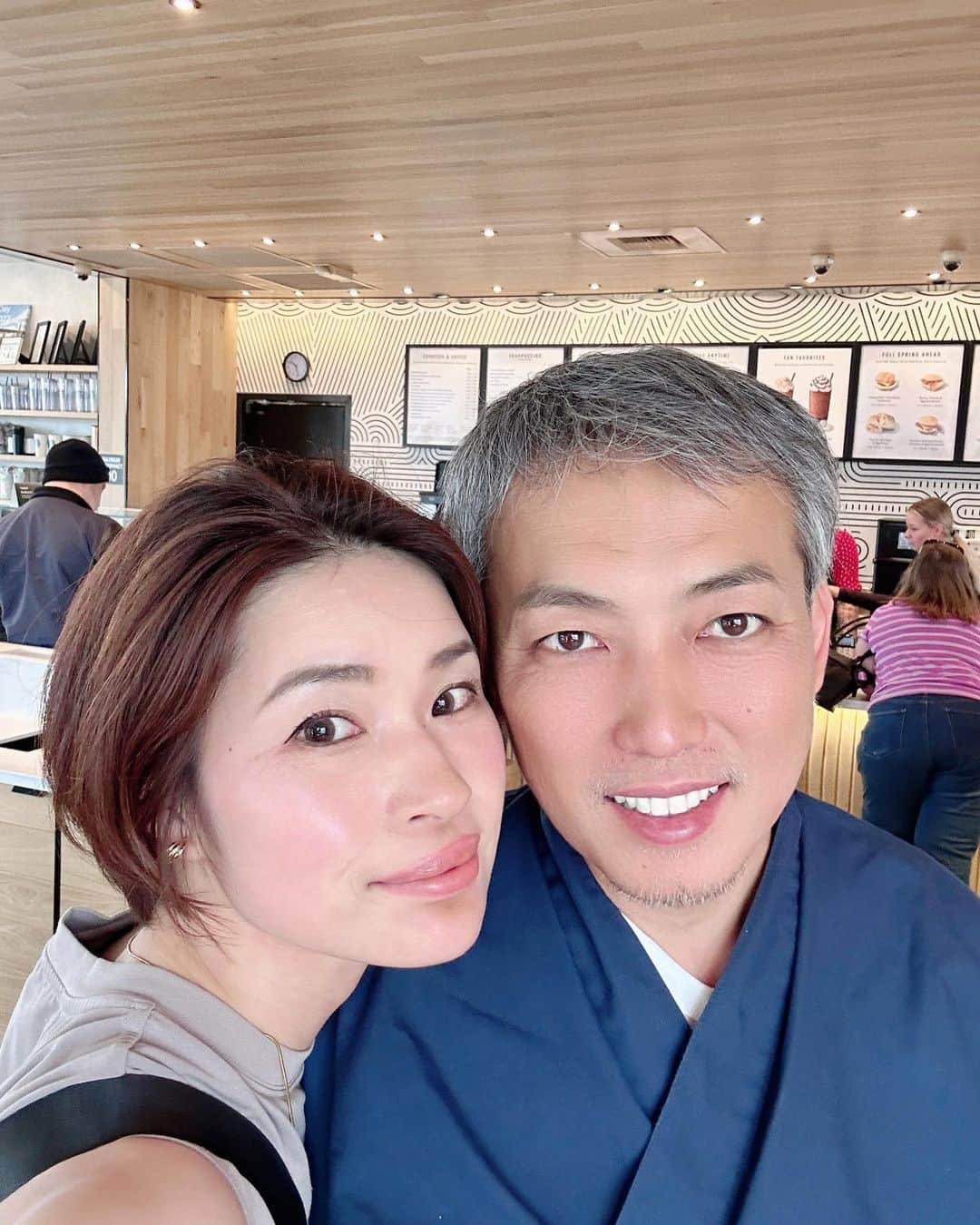 三佐和あやのインスタグラム：「おはよー＆ 旦那さん４９歳のお誕生日だった🎂 家族5人を アメリカまで連れて行って 2週間も 遊ばせてくれる 優しい旦那さん☺️ （子供達は 留学目的だよ）  家族は いつも いっしょだよ〜  写真は、先日 カリフォルニアで盗まれた  パソコンを 🍎Apple Shopで 買い直す 旦那さん💦だよ😆 笑ってあげて〜！！  📍 フォーラムショップス アット シザーズ3570 Las Vegas Boulevard South Caesars Palace,  #ラスベガス , NV  エリア: ストリップ地区  #ラスベガスストリップ #ラスベガス #ラスベガス旅行 #仲良し夫婦 #仲良し家族」