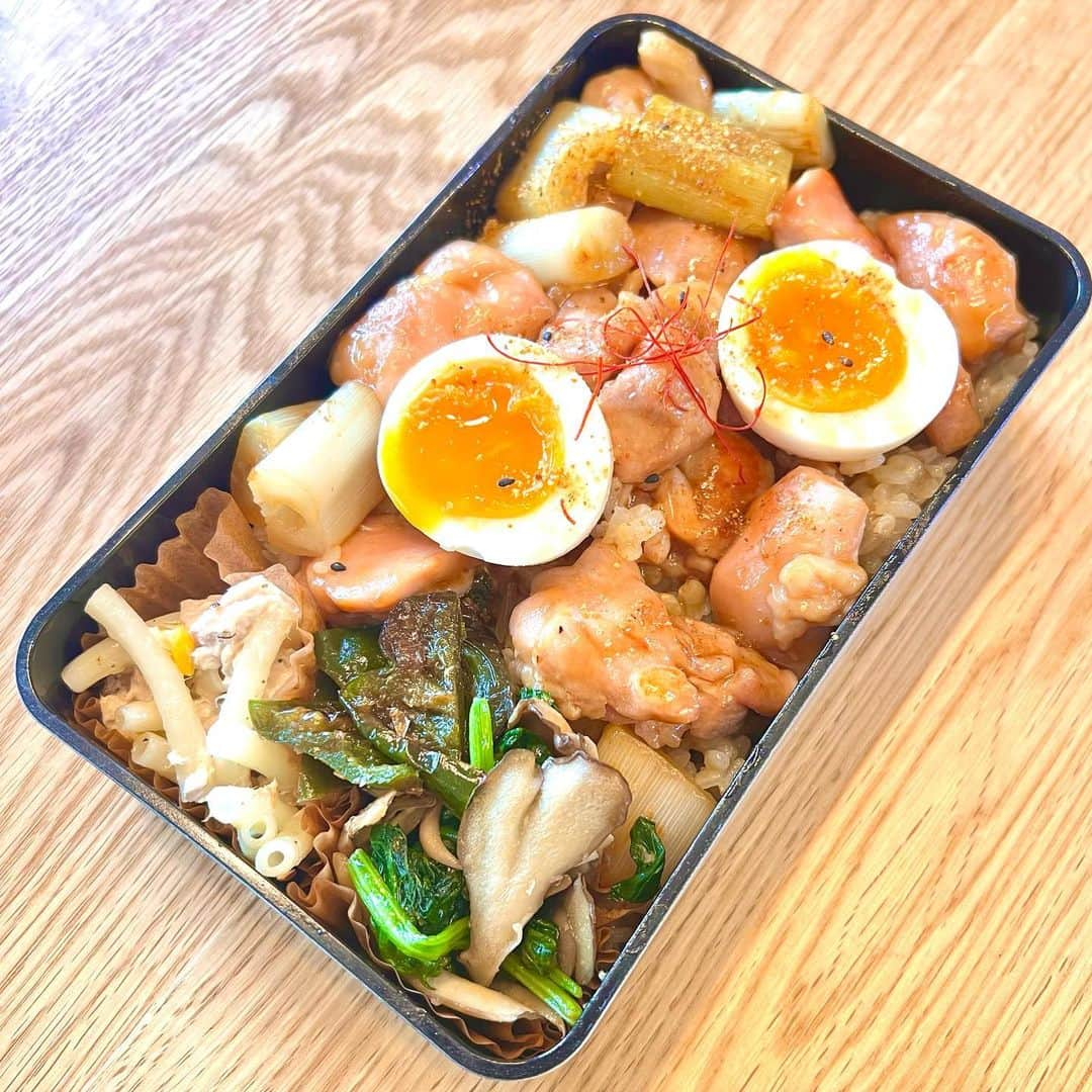 おちあやこさんのインスタグラム写真 - (おちあやこInstagram)「今日の夫弁当。  焼き鳥丼弁当です。  柔らか甘い系です。  作り置きは コーンとツナのマカロニサラダ ほうれん草と舞茸の炒め物 先週から残ってたピーマンのおかかお浸し  昨日は娘がアウトドアクラブだったので、 夫と2人で鶴橋で食べ歩き。 その後、阪神の沖縄物産展…  暑さと飲み過ぎ、27000歩ぐらい歩いて、今朝は腰痛が再発しております。  ひと休みひと休み…  #今日の夫弁当 #今日のお弁当 #お弁当 #弁当記録」5月22日 8時41分 - ayako_ochi_fukuoka