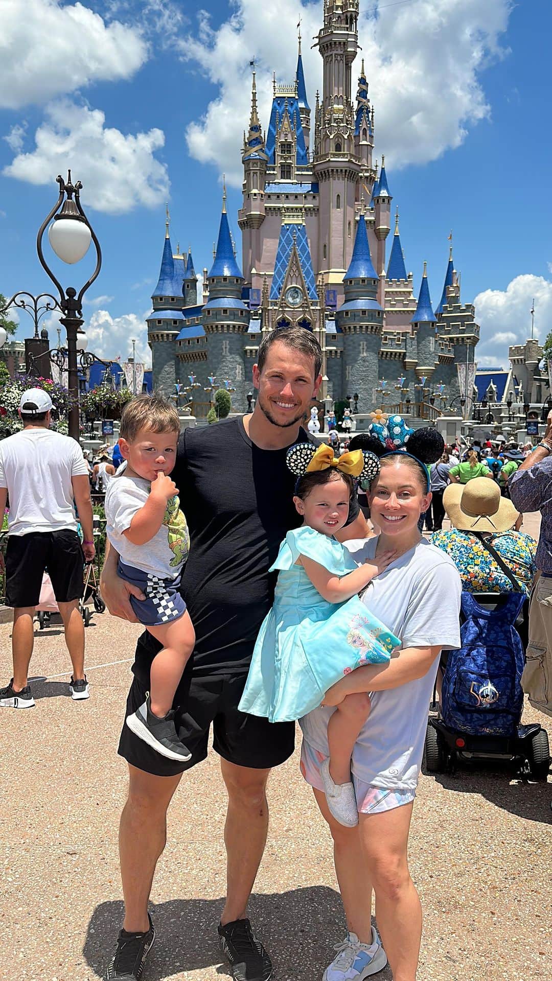 ショーン・ジョンソンのインスタグラム：「… her little dreams came true and Jett just cracked us up hahah ✨ @disneyparks @waltdisneyworld #waltdisneyworld」