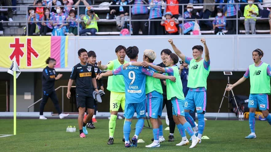 河田篤秀さんのインスタグラム写真 - (河田篤秀Instagram)「. vs新潟 2-0 . PKではあったけどホームの みんなの前で得点できて良かったです！  実はこの試合に 奥さんと、自分の両親が鳥栖移籍後初の駅スタ応援に 来てくれていました。 試合も勝ったし 「ここでサガン鳥栖の為に戦っているんだ」と 紹介できたような気がして嬉しかったです . . そしてJ1のアルビと闘えた事もすごく嬉しかったです。 もっといい選手になって次はビッグスワンでの試合を 楽しみにしています 拍手&声をかけてくれたアルビサポの皆さん ありがとうございました！  #河田篤秀 #横断幕ありがとう #デザイン可愛い . . #jleague #jリーグ  #サガン鳥栖  #アルビレックス新潟 #現状維持は即衰退　  #アンダーアーマー」5月22日 8時49分 - atsushi_kawata_