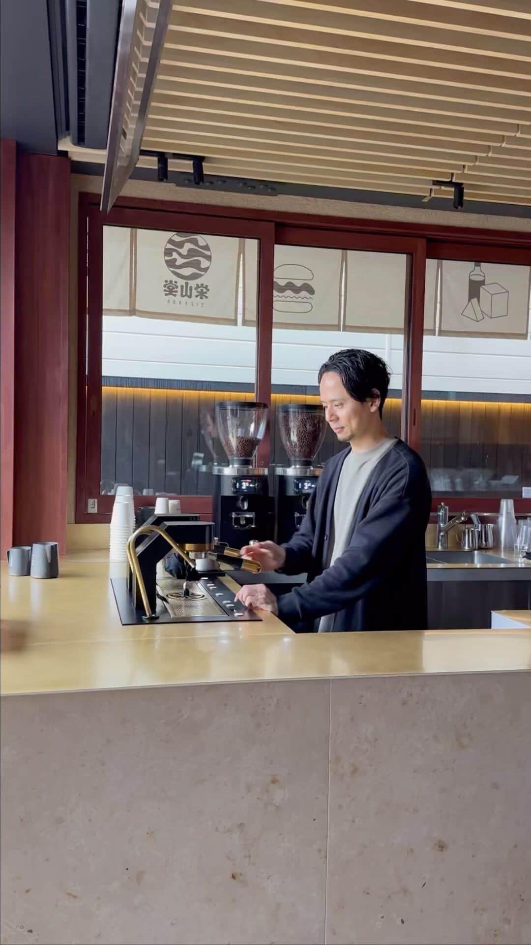 のインスタグラム：「・ 🫶☕️🥛 • •  続々と新メニューが始まっています。 どちらの店舗にもそれぞれ限定商品をご用意しています。  本日もhereにてみなさんお待ちしております🌿 （大瀧は東京です🗼） • •  OPEN  9:00〜18:00  @here.kyoto_kiyomizu  @here.kyoto」