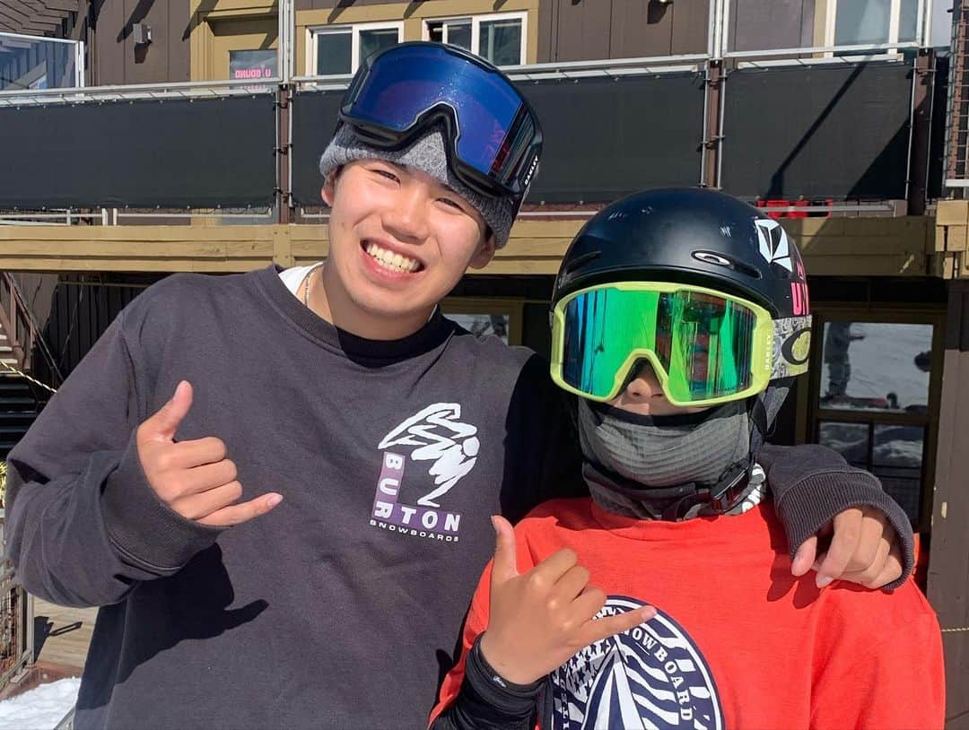 上田ユキエのインスタグラム：「Thanks @hiroto_ogiwara 🇯🇵 あんなにちっちゃかった大翔が世界トップスノーボーダーになり、もっとちっちゃかったトラがあの頃の大翔くらいになりスノーボード頑張ってる。みんなに刺激をありがとう🔥#hirotoogiwara #snowboarding #snowboarder #mammothmountain」