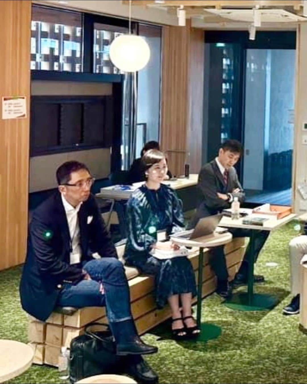 のインスタグラム：「・ 【上智大学「知のエグゼクティブサロン」】 社会人の新しい学びの場として今年度、上智大学に開設された「知のエグゼクティブサロン」。  錚々たる参加者の方々の中、僭越ながら私も、有識者としてお招きいただき、参加させていただいています。  今年４月からスタートし月一度ほどのペースで開催されているのですが、 一方的に先生から「知」を授けてもらうというような今までの「受講する学び」ではなく、学者・ビジネスパーソン・有識者など、参加者全員で問いを見出し議論するフラットな「響き合う学び」を実践する場として立ち上げられました。  各回とも話題を提供するリソースパーソン（学者・有識者）とファシリテーターのみが設定され、フラットに対話でき、お互いに学び合える、水平型・ 対話型・創発型の新しいサロンです。  この新しい学びのあり方のお話を聞いた時は深く共感しましたし、実際に始まってみると、本当にフラットで、発言することだけでなく互いに”聞く”ことを重視した、今までの学びのあり方を更新するようなとてもおもしろく濃い時間です！  ●第一回目  テーマ 「資本主義 / 経済 / 経営」  リソースパーソン ・ソニーグループ前社長　平井一夫さん ・経済学者　安田洋祐さん  ●第二回目  テーマ 「宗教 / 哲学 / 思想」  リソースパーソン ・JT 取締役会長　岩井睦雄さん ・独立研究者　山口周さん ・上智大学文学部教授　荻野弘之さん  私自身、大きな刺激と学びをいただきながら、何かしら新しい視点を投げ込めるようにと参加させていただいています。 本当に参加者皆さんの”聞く力”のおかげで、純粋に楽しく考えを共有させていただき、伸び伸びとやらせていただいております🙏🏻☺️  激動の時代。 互いのアップデートをフラットにシェアしていく、このような形の学びの場はますます大切になってくるのではないかと思います💐」