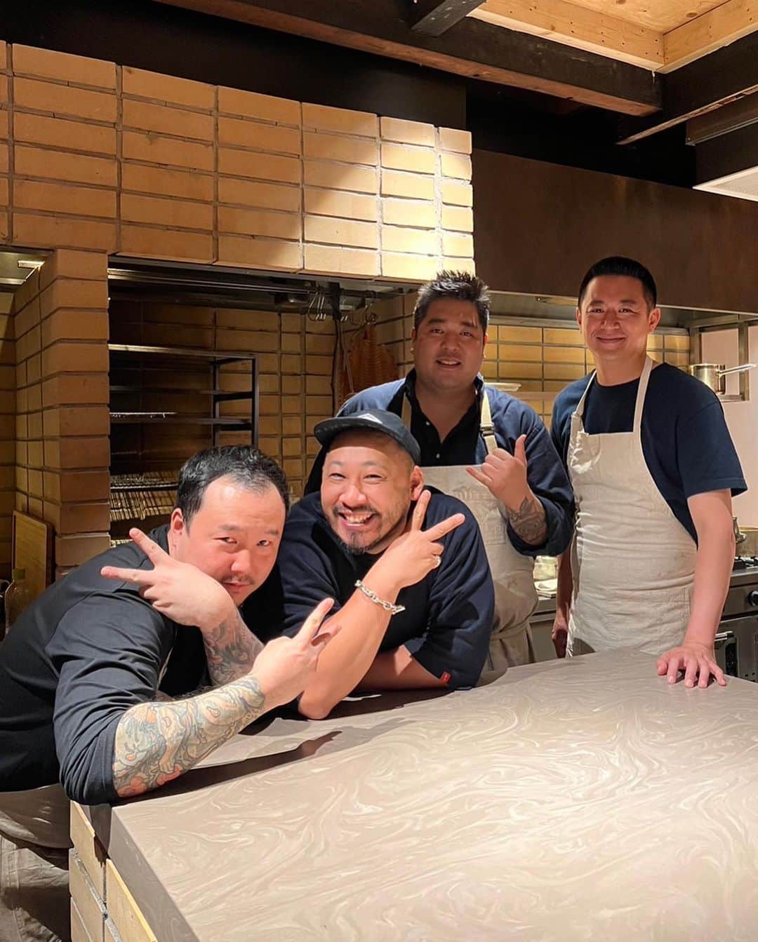 ケス Keisuiさんのインスタグラム写真 - (ケス KeisuiInstagram)「📣京都の皆様🔈  僕の大好きなハワイ ホノルルのお店 @mirokaimuki の @ckcuisine21 がこれまた大好きな京都にお店をOPENしました👏  ホノルルに行かなくてあのシグネチャーの Caviar Brioche が食べれるのは super happy なわけなんですが、ここ @kaji_kyoto では シェフ @kkoki87 のバックグランドや経験も加わってさらに面白いお店になりそう👍  町屋を改装した店舗も💯💯  お料理もシェフ達もスタッフもとっても Adorable なので、来月も再来月も予約してしまいました。 （ @charleschen66 いつもありがとう🫰）  気になるかたはインスタチェックしてみてね。 🌈組の方も Keone の笑顔にやれるはず😂  #Asias50Best #Worlds50Best #Foodie #Kyoto #Foodstagram #Asia #AsiaRestaurants #Restaurants #RestaurantNews #Chef #Chefs #Gastronomy #DiningOut #FineDining #FoodiesLife #BucketList #DiningOut #hawai #京都グルメ」5月22日 9時05分 - keisui