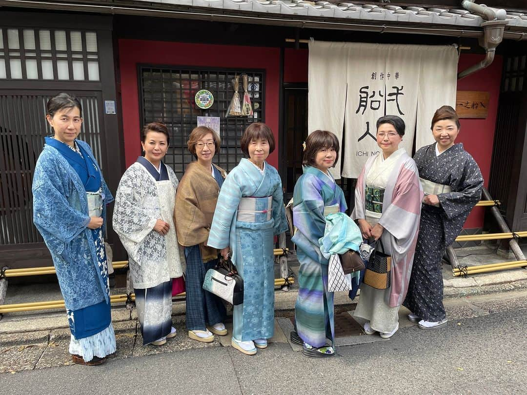 きもの京小町さんのインスタグラム写真 - (きもの京小町Instagram)「【京都開催】 Enjoy‼ KIMONO きものでおでかけ 町家でいただく創作中華ランチ ドレスコードは「青」でお集り頂きました！ 今回はミシュラン一つ星の名店創作中華「一之船入」でランチ会でした     皆様見事なブルーで勢ぞろい！ 5月というのに気温27度という暑さだったので 「青」で涼を感じました    今回もお食事を楽しんだ後は  ・ベストドレッサー賞 ・最大％offクーポンが当たるくじ引き    米沢にある齋英織物さんの紬を着こなしておられるT様がベストドレッサー賞でした！ ベストドレッサー賞の賞品として お店からは冠組の帯締めを贈呈させていただきました。  ＼参加者さまの声／ お料理も美味しく、和やかにお話もでき、着物を着て出掛けることができ楽しかったです（H.T様）   #着物でおでかけ #着物でランチ #着物でランチ会 #おでかけ京都 #着物 #着物女子 #着物ヘア #きものでおでかけ #ドレスコード #ドレスコード青」5月22日 9時00分 - kimono_kyokomachi