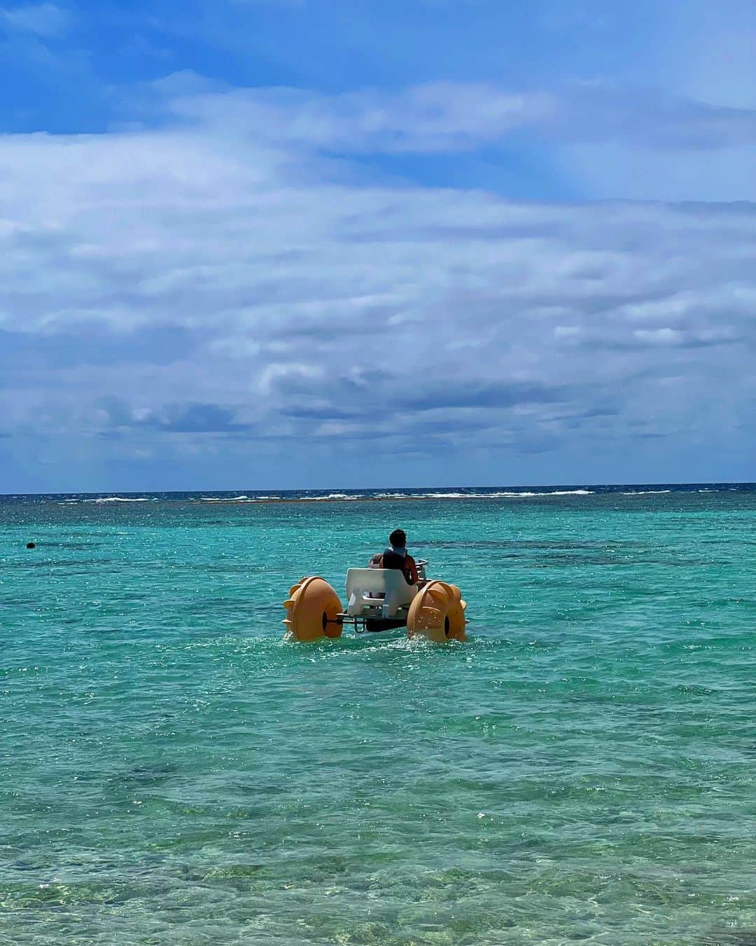 山内一世さんのインスタグラム写真 - (山内一世Instagram)「何度訪れても惚れ惚れする、 @thebusenaterrace 🛥️🌴 両親と綺麗な海を見れて幸せでした🦦♡癒  白玉もここでしか出来ない経験もして、 みたらし団子のように真っ黒に。笑 人生でたくさん大切な思い出を詰め込んでいって欲しい。  また今日から頑張ろう🏄  #okinawa #沖縄 #家族旅行」5月22日 9時12分 - zu_meer