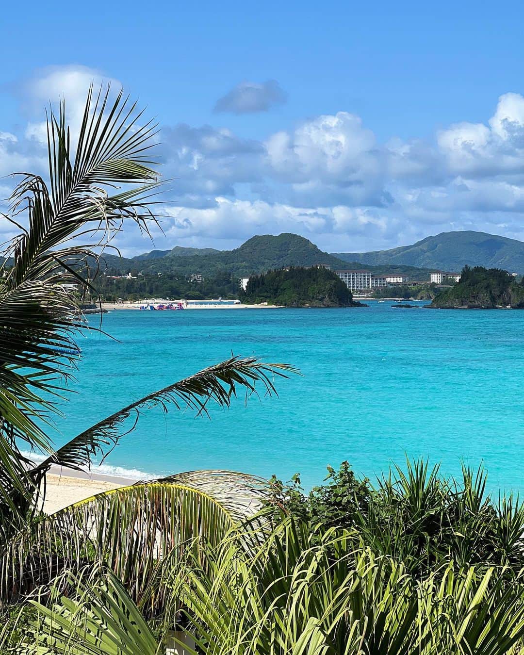 山内一世さんのインスタグラム写真 - (山内一世Instagram)「何度訪れても惚れ惚れする、 @thebusenaterrace 🛥️🌴 両親と綺麗な海を見れて幸せでした🦦♡癒  白玉もここでしか出来ない経験もして、 みたらし団子のように真っ黒に。笑 人生でたくさん大切な思い出を詰め込んでいって欲しい。  また今日から頑張ろう🏄  #okinawa #沖縄 #家族旅行」5月22日 9時12分 - zu_meer
