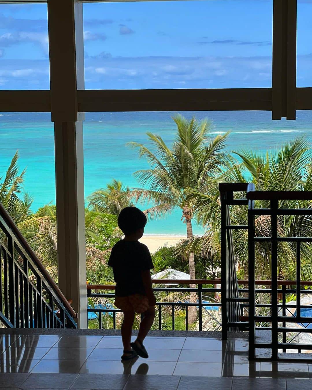 山内一世のインスタグラム：「何度訪れても惚れ惚れする、 @thebusenaterrace 🛥️🌴 両親と綺麗な海を見れて幸せでした🦦♡癒  白玉もここでしか出来ない経験もして、 みたらし団子のように真っ黒に。笑 人生でたくさん大切な思い出を詰め込んでいって欲しい。  また今日から頑張ろう🏄  #okinawa #沖縄 #家族旅行」