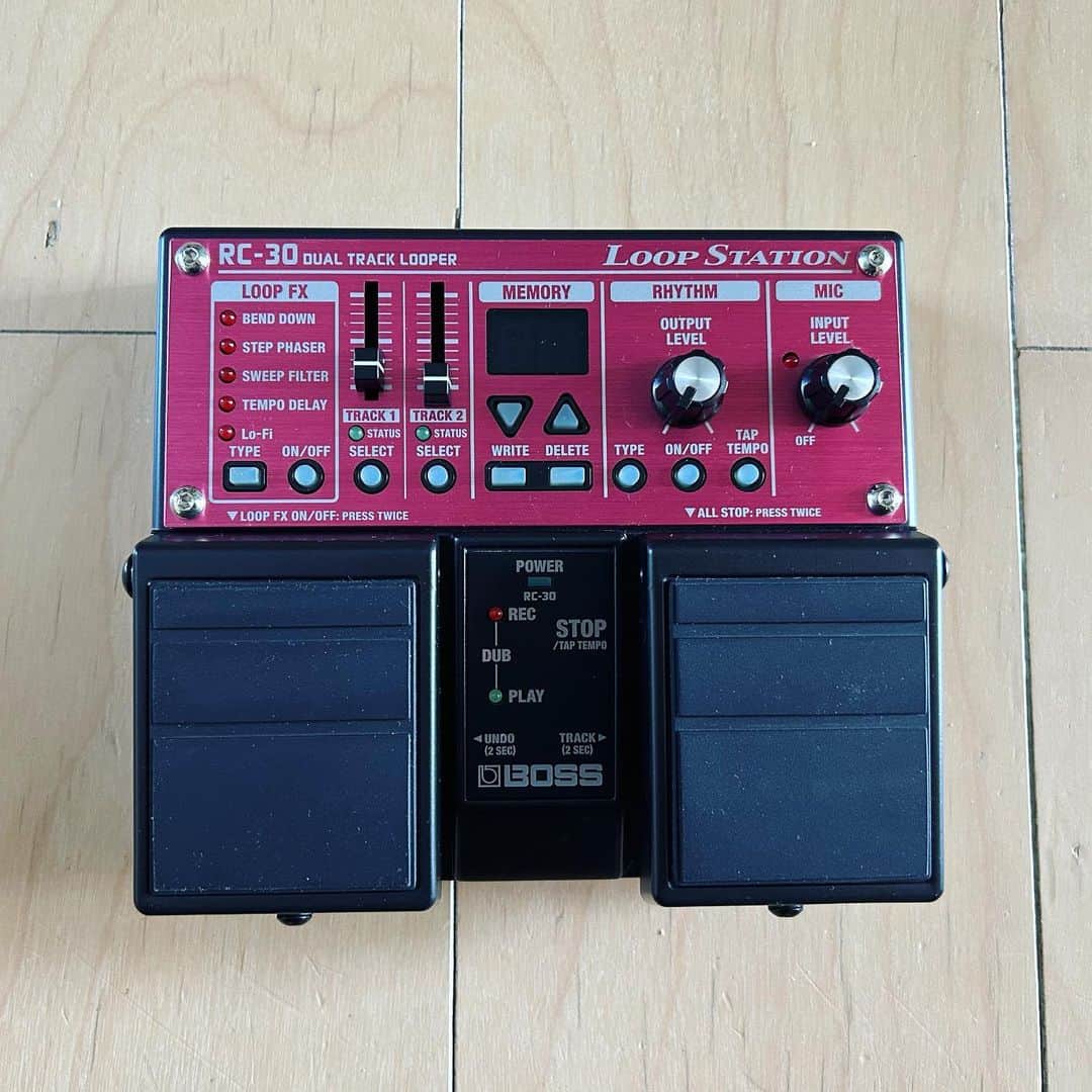 のインスタグラム：「足元サンプラーRC-30。10年以上使ってかなり再起不能になってきたので、今日から2台目。お世話になるぜ。僕はあまりたくさんの機材が使いこなせず、ひとつの機種を使い倒しがちなので、何にしても2台目って多いかもしれない。#loopstation」