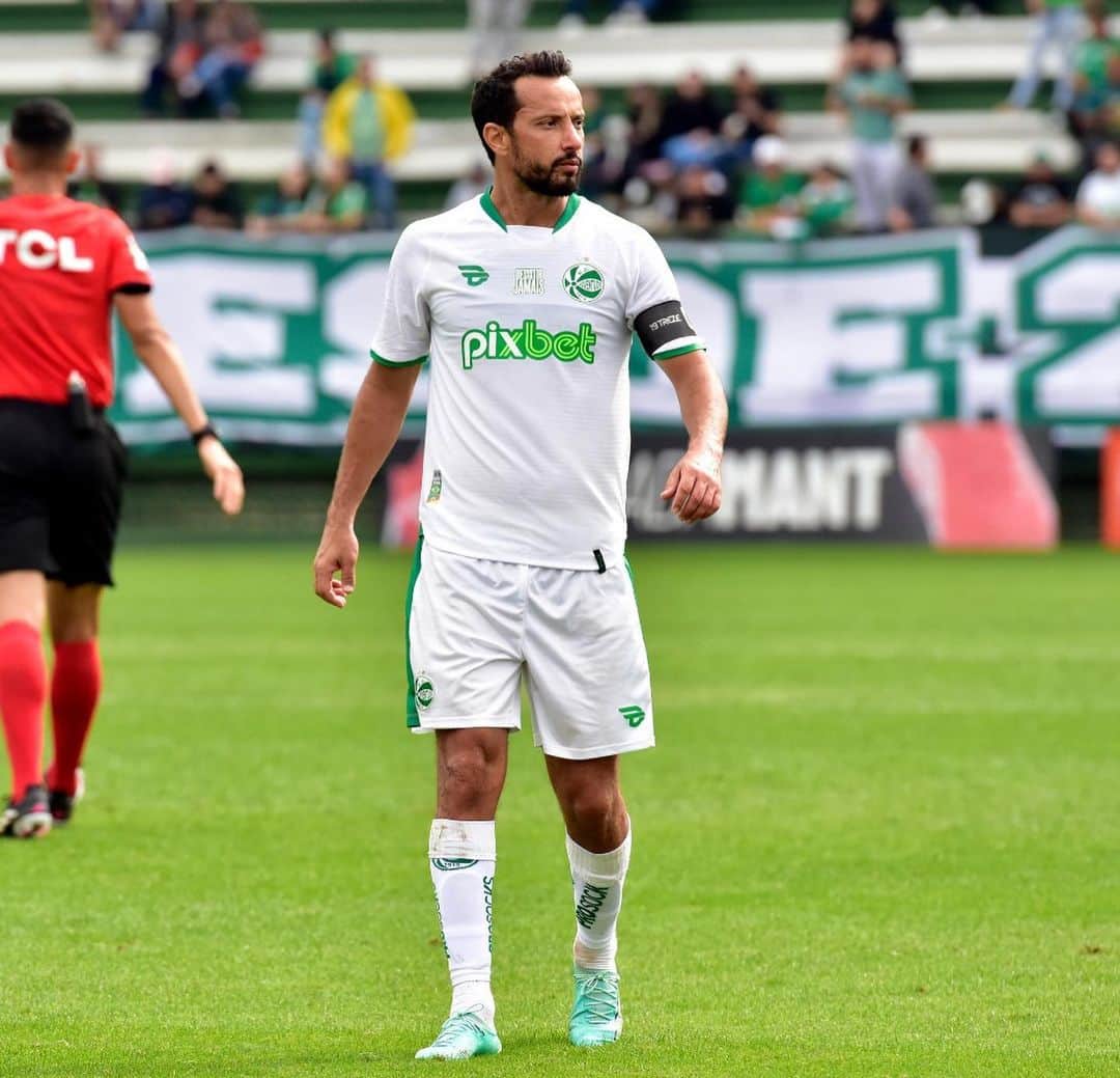 ネネのインスタグラム：「3 pontos muito importantes fora de casa!🙏🏻 Foco já no jogo de quarta, seguimos rapaziada!💚🤍 📸 @arthurdallegrave」