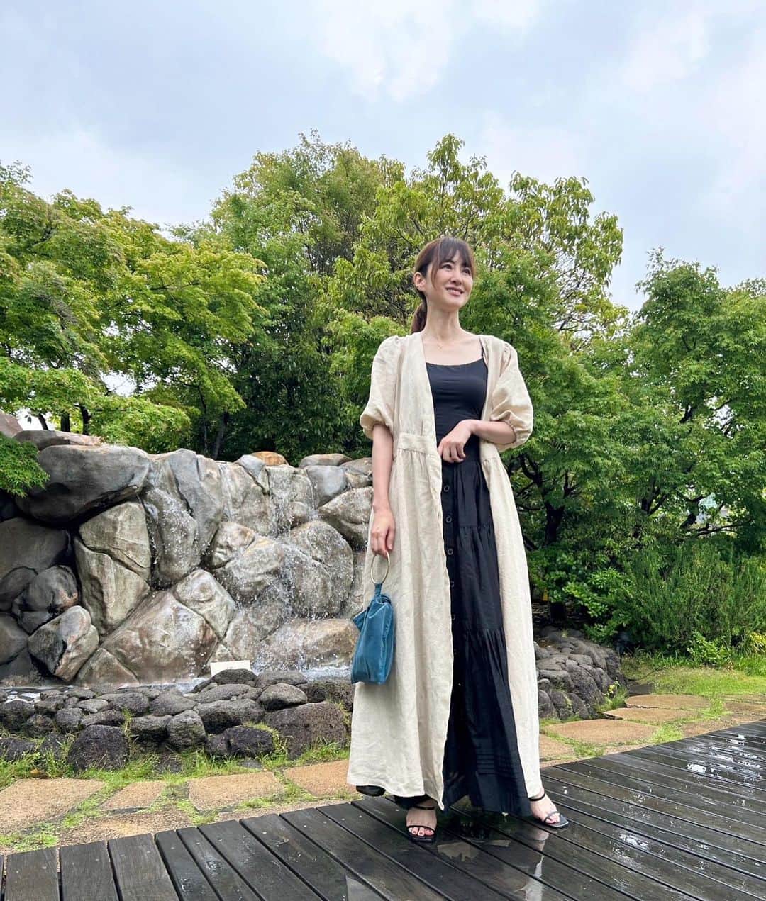 前田ゆかのインスタグラム：「ガウンのようにゆったりと羽織る ワンピース❕  すとんと落ちるリラックス感があるのでレイヤード使いも楽しめます✨✨✨  @cbp.tokyo  #レイヤードコーデ  #リネンカシュクールワンピース #コラボワンピース #3way」