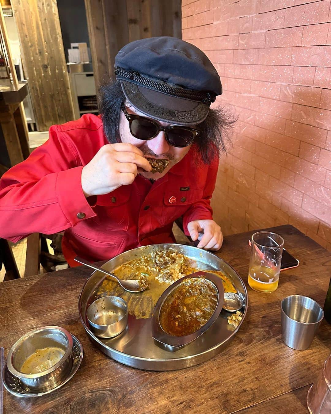 SHOKOさんのインスタグラム写真 - (SHOKOInstagram)「「美味しいカレーを食べに、1時間後に集合！」で集まれる気楽なメンバー(美味しいもの好きチーム)❤️‍🔥　スパイスいっぱいのミールスでHappy birthday @hideki_kaji 🥂🎉💞かせきさいだぁ君は赤シャツがぴったり！手で食す、通な一面も🌶️」5月22日 9時11分 - shoko_london