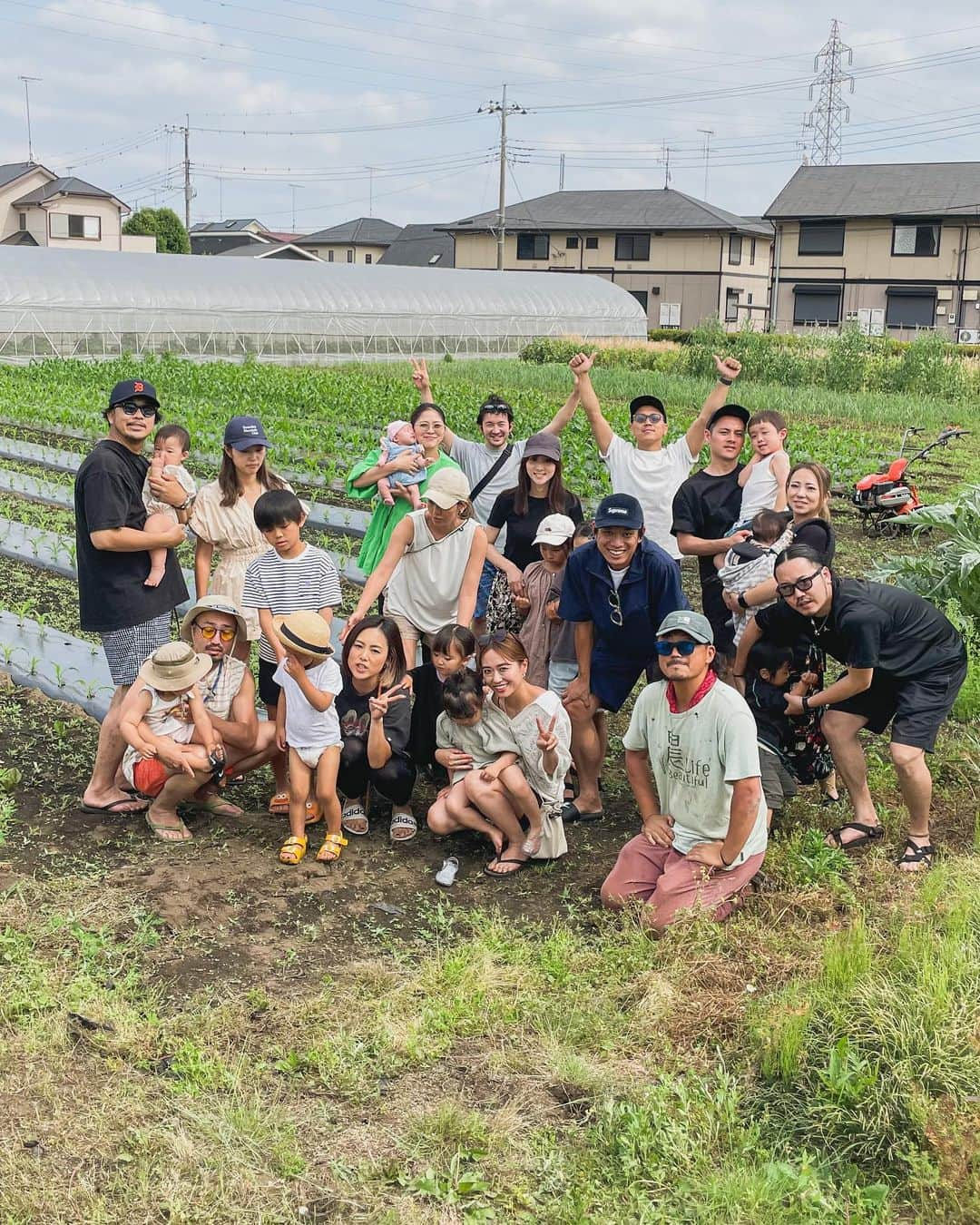 Kazukiのインスタグラム：「皆んなで田植え🌾 一粒万倍日に手植えにチャレンジ. . 機械でやれば1時間で終わる作業でも、手植えだと4時間🌾 . わざわざ不便で、手間がかかることをしてでも自然から感じる体験と経験はこれからの財産になると信じてます. . 色々な人が土に触れて、色々な人の菌が土壌に還元されて最後は腸で繋がっていく田んぼ作り. 田んぼを通じて出会いの輪が繋がっていくのがなによりのやりがいです. . 無添加、無農薬のお米作りへのチャレンジ!! 参加してくれた皆んなありがとう. そして、 いつもサポートしてくれる　@kiraboshi_farm  ありがとうございます。 . 次回開催は7月予定です.」