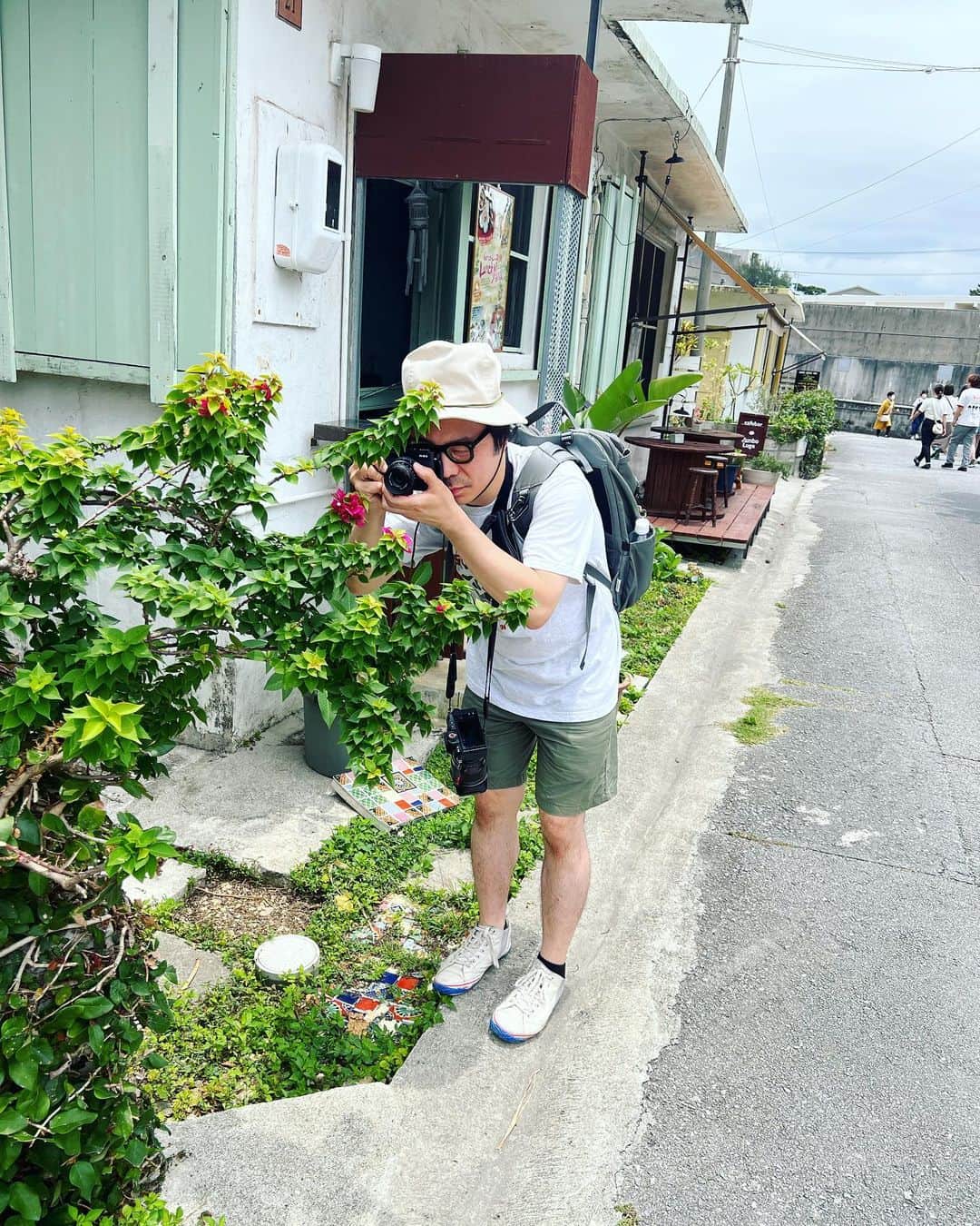 山田稔明さんのインスタグラム写真 - (山田稔明Instagram)「ライブ翌日は飛行機の時間までむぎちゃんが雑貨屋、ステーキ、海、首里城とツアーコンダクター役をしてくれて濃密な時間でした。健太がたくさん良い写真撮ってくれた。またすぐ行きたい沖縄。 #猫町旅日記」5月22日 9時22分 - toshiakiyamada