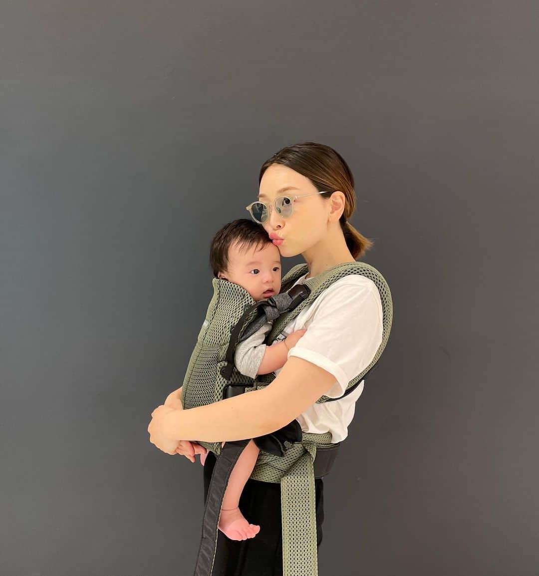 佐々木あさひのインスタグラム：「あっという間に4ヶ月👶🏻 4ヶ月なんて何もできないベイビーちゃんだと思ってたけど、控えめに言ってしっかり人間。いつもつぶらな瞳で監視されているので、気をつけなければ😂  首も座って、今は抱っこ紐から周りをキョロキョロ見渡すのが楽しいみたい👀✨✨  フルメッシュでこれから夏にかけて活躍しそうなのが、ベビービョルンのベビーキャリア HARMONY。どうしたって暑いので、通気性が良いのは助かる。肩と腰に均等に重さを分散してくれる感じがして楽な気がします👍 新色のダークグリーンは洋服にも合わせやすいし、男女兼用しやすいカラーなので、これから長く使えそう！  @babybjorn   #ベビービョルン新色 #ベビービョルン #ベビーキャリアHarmony #babybjorn #pr」