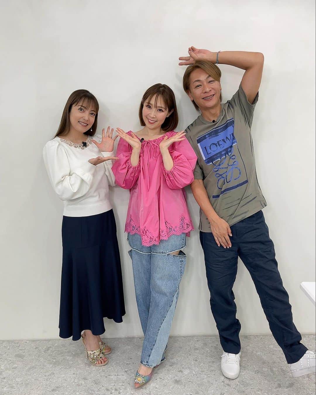 愛内里菜のインスタグラム：「先日、おぐねーこと小椋ケンイチさんと✨ 中山エミリちゃん✨がMCをつとめる ⁡ 【Dセレクション】SupportedbyミセスマートTV・ NEO ５月２７日　AM11:30〜の放送に 出演させて頂きます！ ⁡ 美容・健康・生活スタイルを サポートしてくれるアイテムを お届けする番組です✨ 小児科、内科の先生方のアドバイスも 頂きながらで分かりやすい😌 ⁡ 美容家のおぐねーさんの説明は めっちゃ説得力がある😌 ⁡ エミリちゃんの MCさばき、やはりあっぱれ！ 『速報!歌の大辞テン!!』以来 久々にお会いできて嬉しかった！ 司会が徳光さんエミリちゃんだった歌番組😉 ⁡ ワクワク、楽しい収録でした🙏😆‼️ ⁡ そして！とっても嬉しいことに‼️‼️ エンディングテーマ曲に 私の「NOPE」を起用してくださいました🙇‍♀️‼️ めちゃ嬉しすぎるー🥹‼️‼️‼️ ⁡ テレビ埼玉 テレビ和歌山 岐阜放送 J:COM各社 CS スカイパーフェクトTV Ch.529 ベターライフチャンネル Ch.528 セレクトショッピング ⁡ ぜひ！チェックしてください‼️😌 ⁡ ⁡ 衣装トップスは @f_s_6_shop  です🌹  ⁡ ⁡ 😆YouTube！ 「愛内里菜オフィシャルチャンネル」 ⁡ ⁡ 🐦Twitter 愛内里菜 official @RRikakakiuchi ⁡ ⁡ 😆TikTok 愛内里菜/Rina Aiuchi 　 🟥17配信 愛内里菜_official ⁡ ⁡ #愛内里菜  #歌手 再始動 #垣内倶楽部  #バンド   #ライブ #一体化 #絆 #盛り上がりたい  #感謝  #23周年　 #YouTube #ユーチューバー#TikTok」