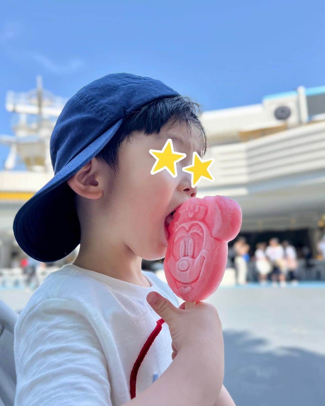 大橋夏菜のインスタグラム：「先日の最高気温が30度超えした日の東京ディズニーランド☀️  めちゃめちゃ暑かったー。  次はこれ乗ろうか、と、 アトラクションの乗る順番を仕切ってくるようになった息子。笑  カントリーベアシアター好きなのは変わらず可愛らしくて、どうかそのままでいてほしい。  #tokyodisneyland  #３歳5ヶ月 #カントリーベアシアター好きな息子 #スプラッシュマウンテンも乗ったよ  #でも1番好きなのはカリブの海賊」