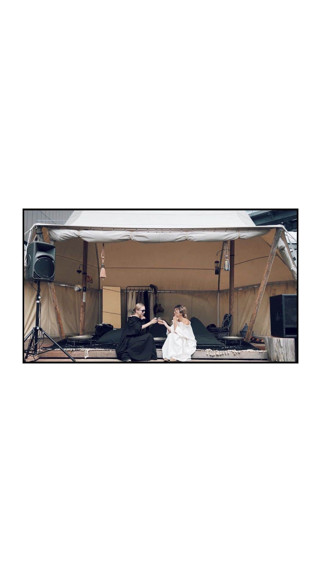 藤田敦子のインスタグラム：「ㅤ @meisme_design × Atsuko Fujita Cotton gathered puff dress リペアサービスイベント終了いたしました。 オンラインも昨夜クローズいたしました。  この期間内にもオンラインでご購入いただいた方もいて リペアサービスも本当に喜んでいただき さらに、私たちが最も望んでいた パーティで着ていることで可愛いと言ってもらえて ご購入してくださった方も多くいて いろんなご意見もいただき、とてもとても ありがたく貴重な時間でした。  そして @aki_nine の素晴らしさを 改めて感じた今回のコラボドレス企画。  デザインの部分だけではなく全てにおいて やはりあきちゃんはすごいな、と。 頭上がらないし足向けて寝れません🙏  そんなあきちゃんの作る服はやっぱり 細やかな気配りと思いやりが詰まっていて 今まで買ったものも、このドレスも 長く大切に着たいなと再確認しました✨  お待ちいただいている皆様へ 心を込めてお届けしたいと思いますので 今しばらくお待ちいただけると嬉しいです。  ちなみに、昨日は自分たちがこのドレスを一番着たい と思っていたシチュエーションだったこともあり お互いが一番自分らしいと思う色を選んで着ていて 私たちらしいなんてことない会話をしているシーンです🙌」